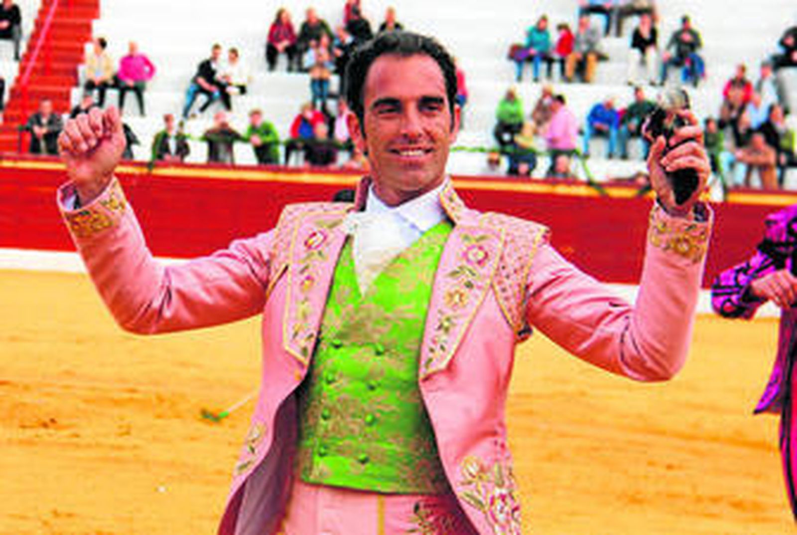 Salvador Cortés, padrino de la muestra, con un diseño de Sofía Rivera.