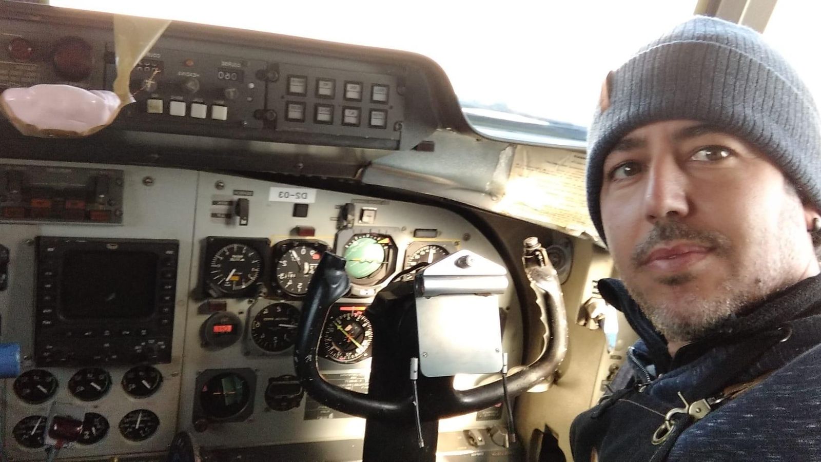 El artesano isleño, en la cabina de uno de los tres aviones replicados para ‘La sociedad de la nieve’, en cuya construcción estuvo implicado.