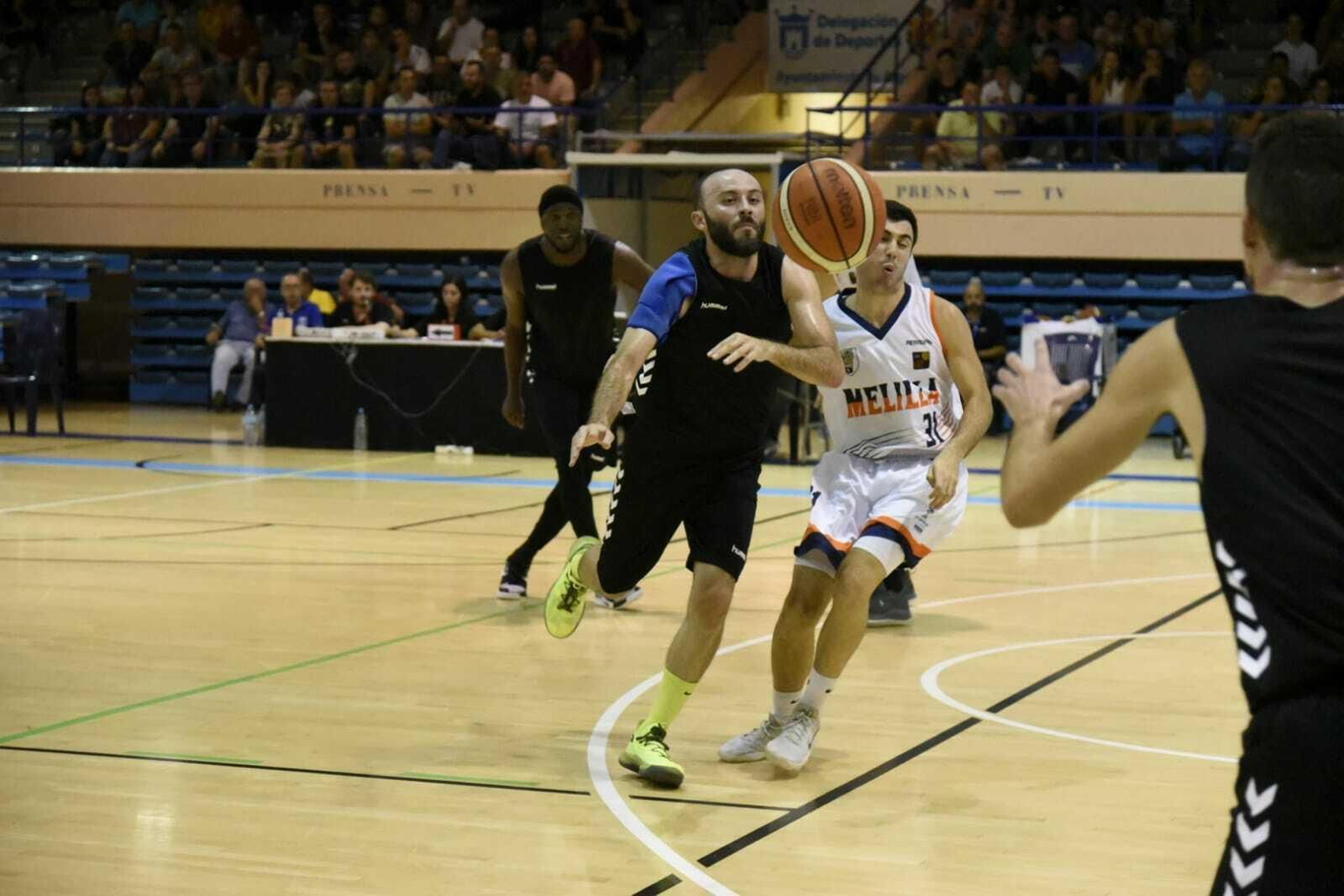 Miki Ortega, que reaparecía, envía un pase durante el Udea-Melilla