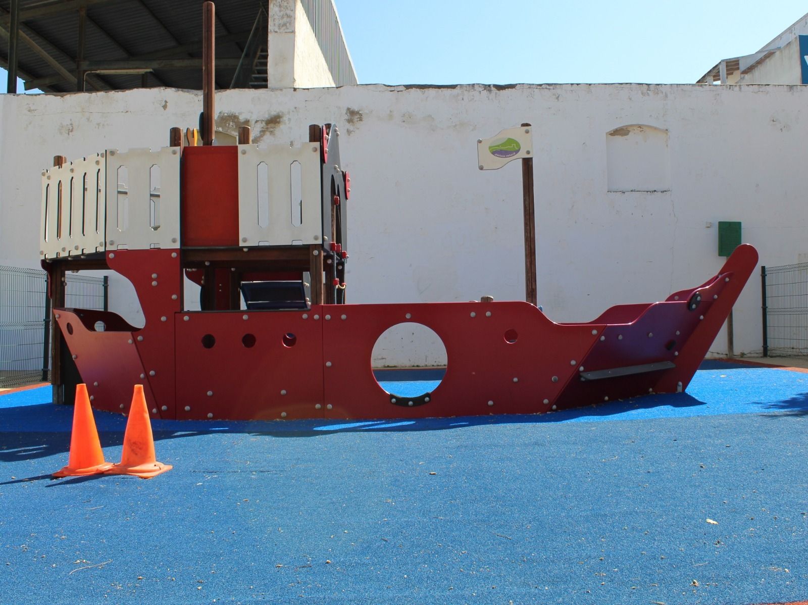 Estado en el que se encuentra el parque infantil de Las Bodegas tras la retirada del tobogán.