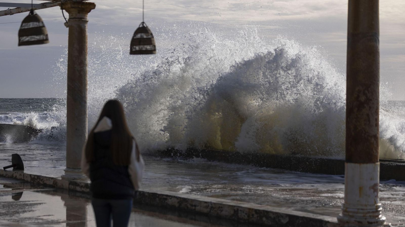 Olas, este sábado, vistas desde el balneario de los Baños del Carmen.