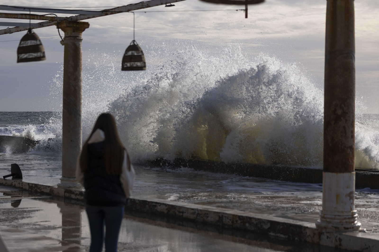 Olas, este sábado, vistas desde el balneario de los Baños del Carmen.