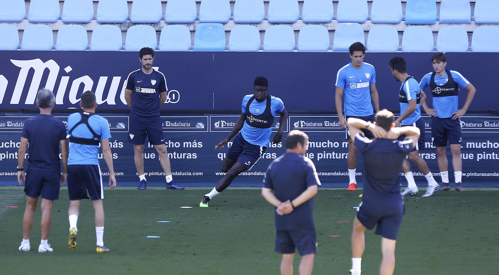 Víctor mira a sus jugadores en un entrenamiento.