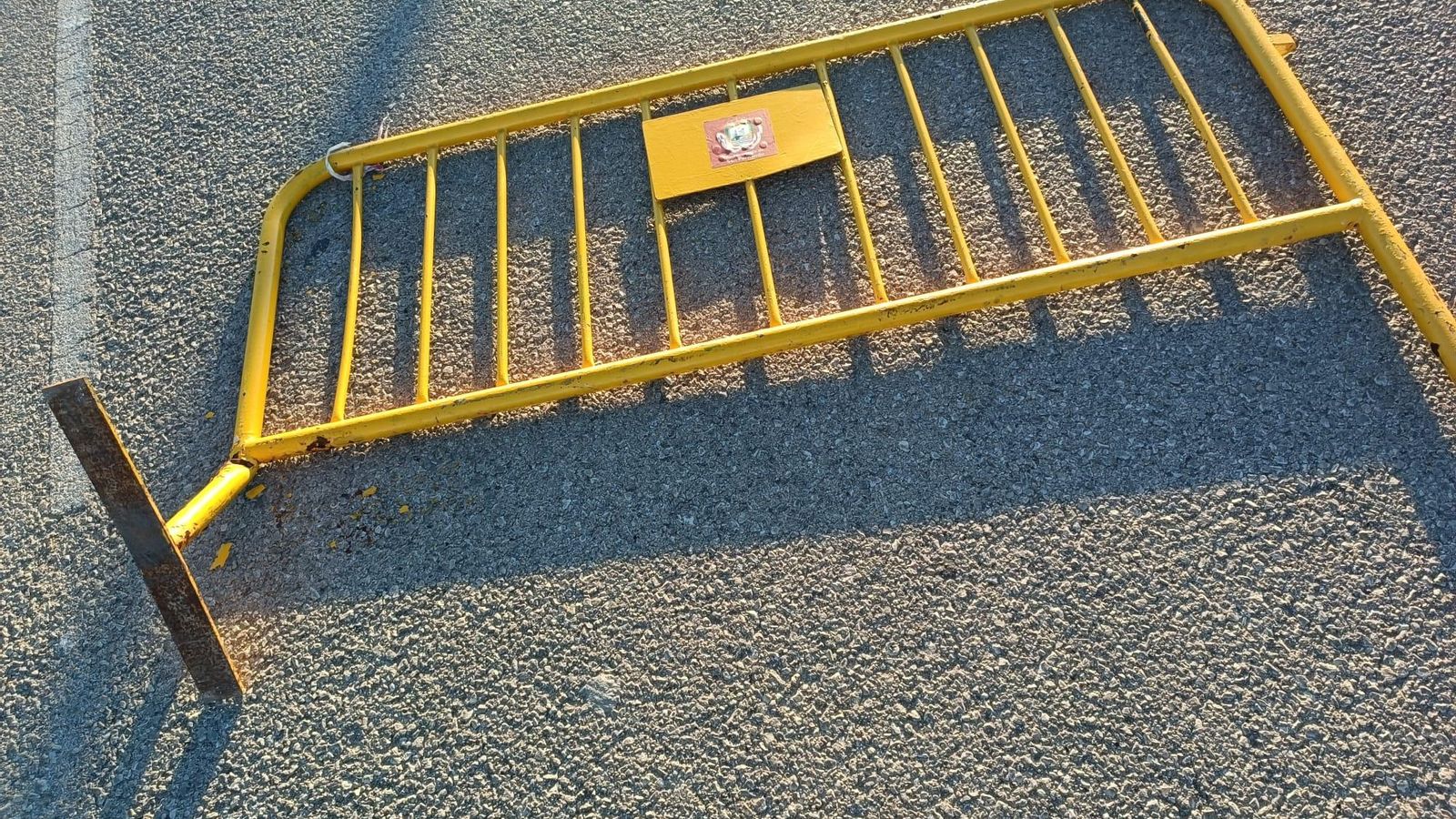 Valla que delimita la zona para la práctica de las autoescuelas en Fadricas II, derribada por un vehículo. Así se la encontraron días atrás.