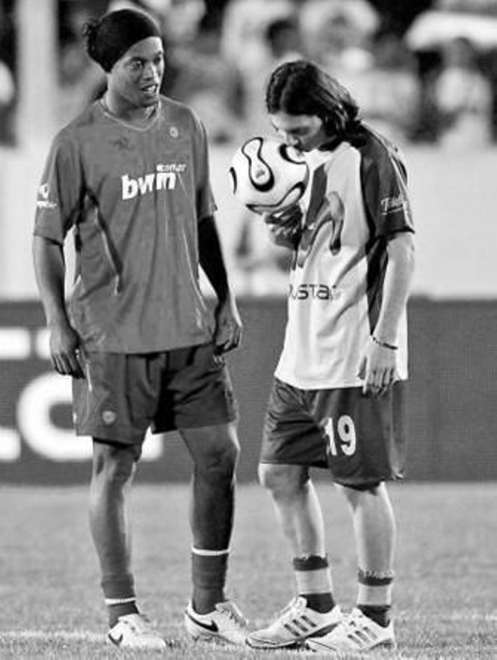 Ronaldinho y Messi, ayer en un partido benéfico en Argentina.