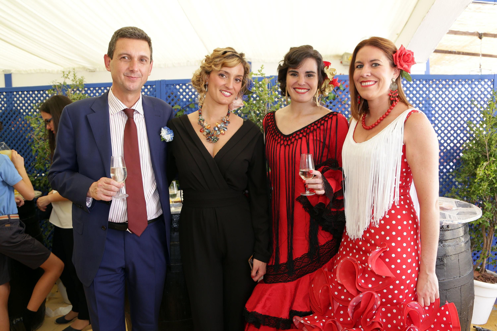Miguel Berraquero, gerente de Diario de Jerez, con Teresa Macías, comercial de este medio, Rosa Pérez y Tatiana Chagoyen, de Tubesan.