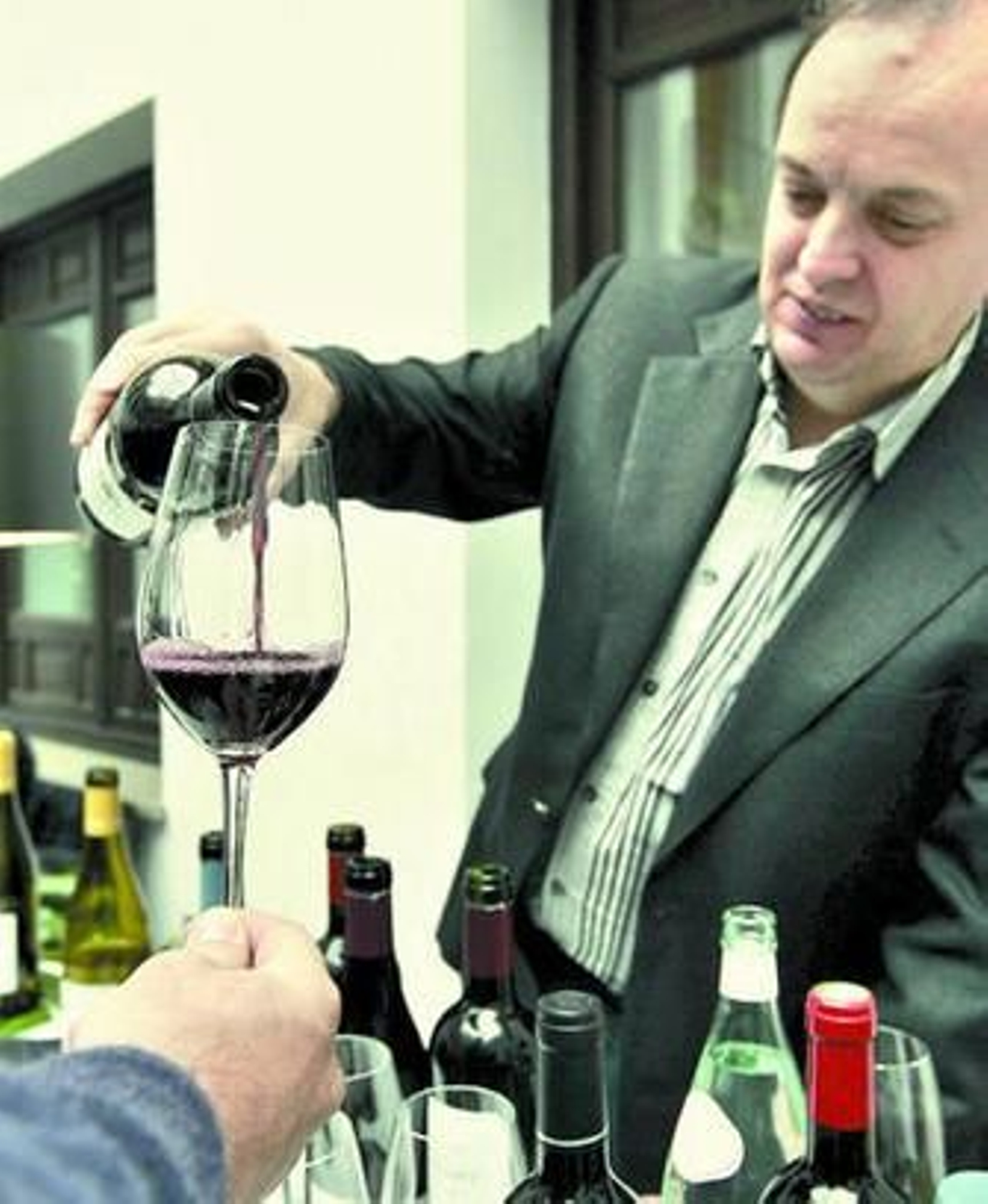 Francisco Berciano sirve una copa de tinto.