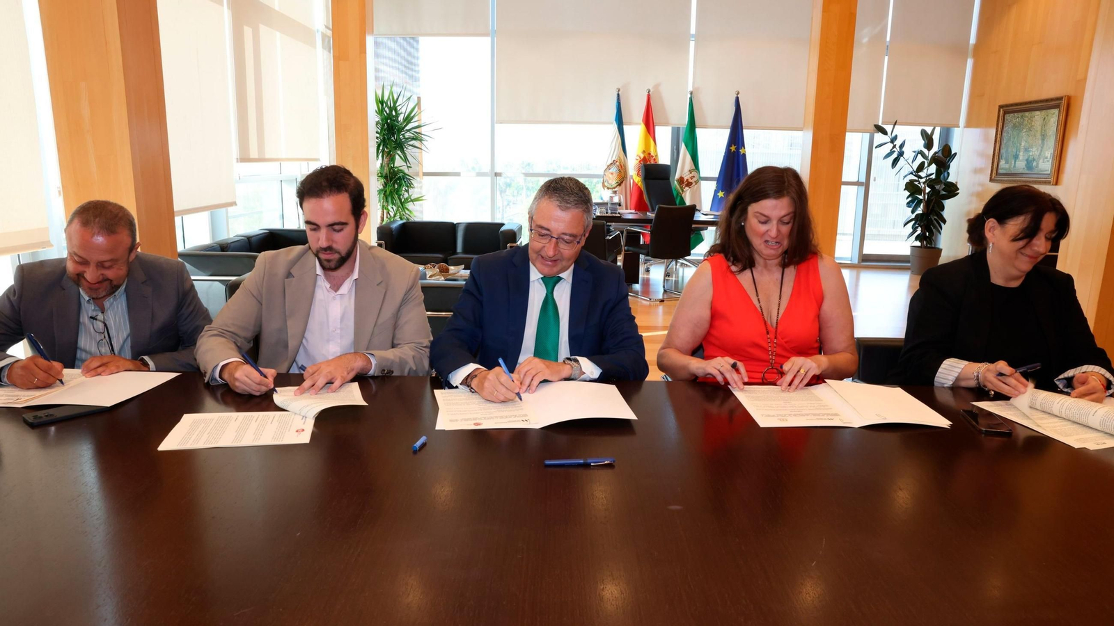 La Diputación de Málaga ha firmado un acuerdo para colaborar con varias asociaciones para fomentar el emprendimiento. La Diputación de Málaga ha firmado un acuerdo para colaborar con varias asociaciones para fomentar el emprendimiento.