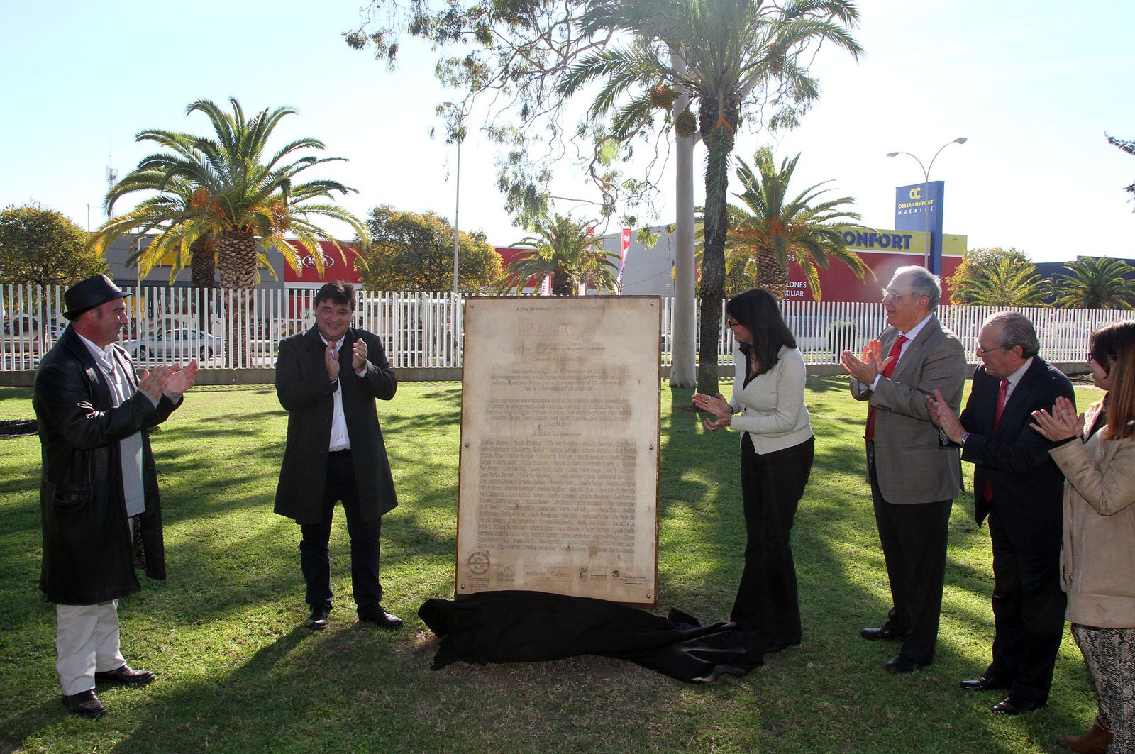 Inauguración de la escultura del artista onubense Víctor Pulido 'Imago', en imágenes