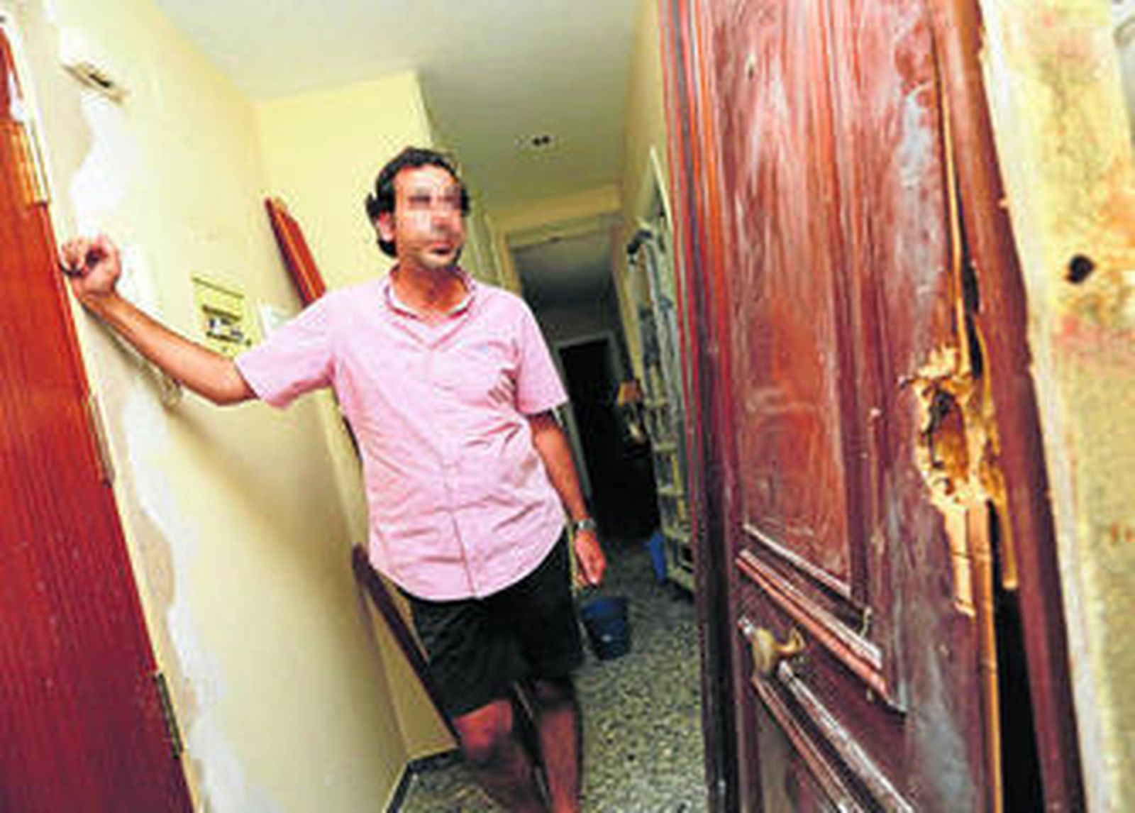 La puerta arrancada, con el hueco de la cerradura.