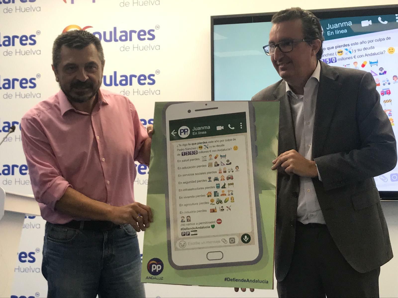 Toni Martín y Manuel Andrés González muestran la imagen de la campaña #DefiendeAndalucía