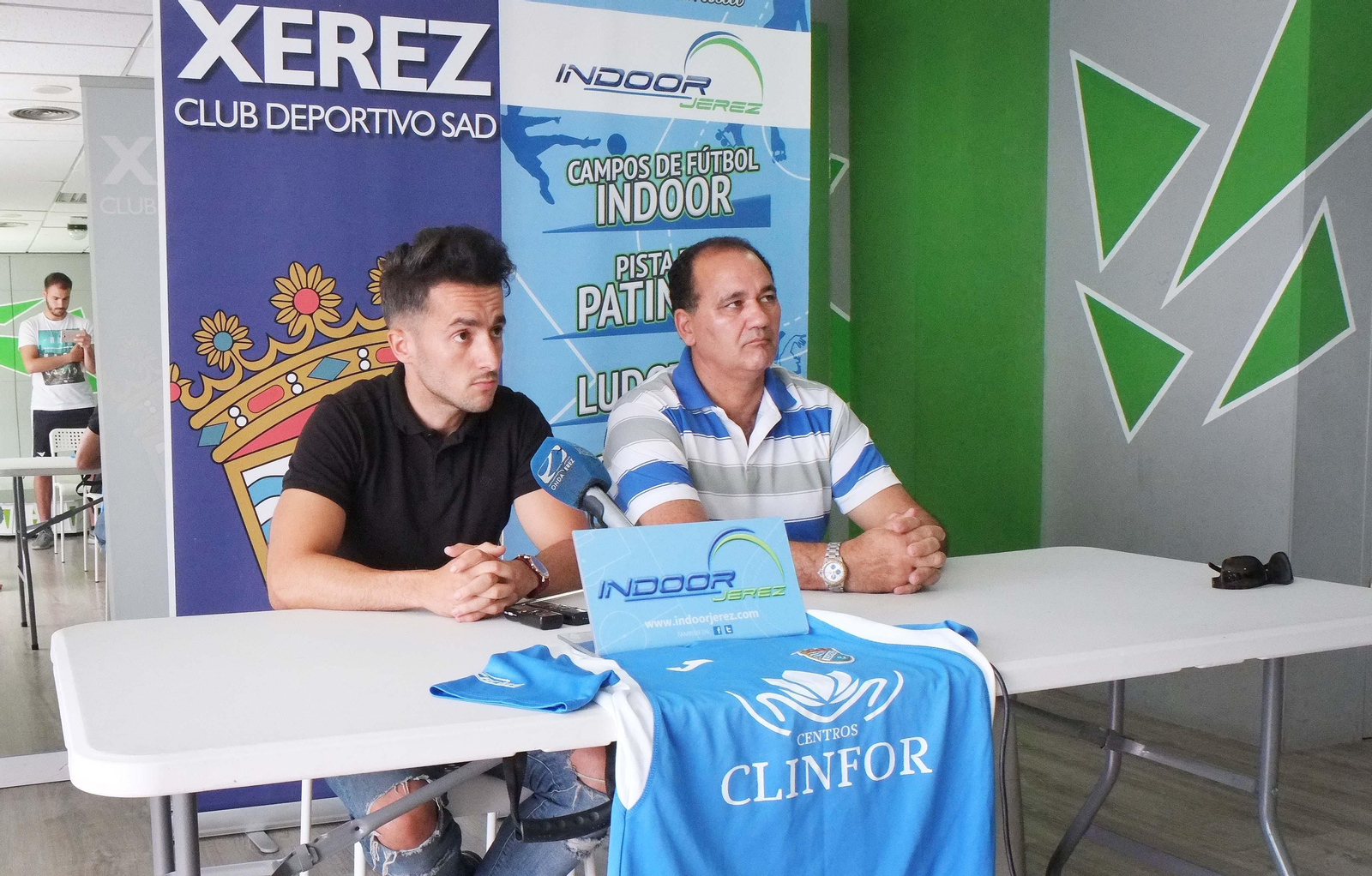 Alvi y Vicente Vargas, atendiendo ayer a la prensa durante la presentación del futbolista.