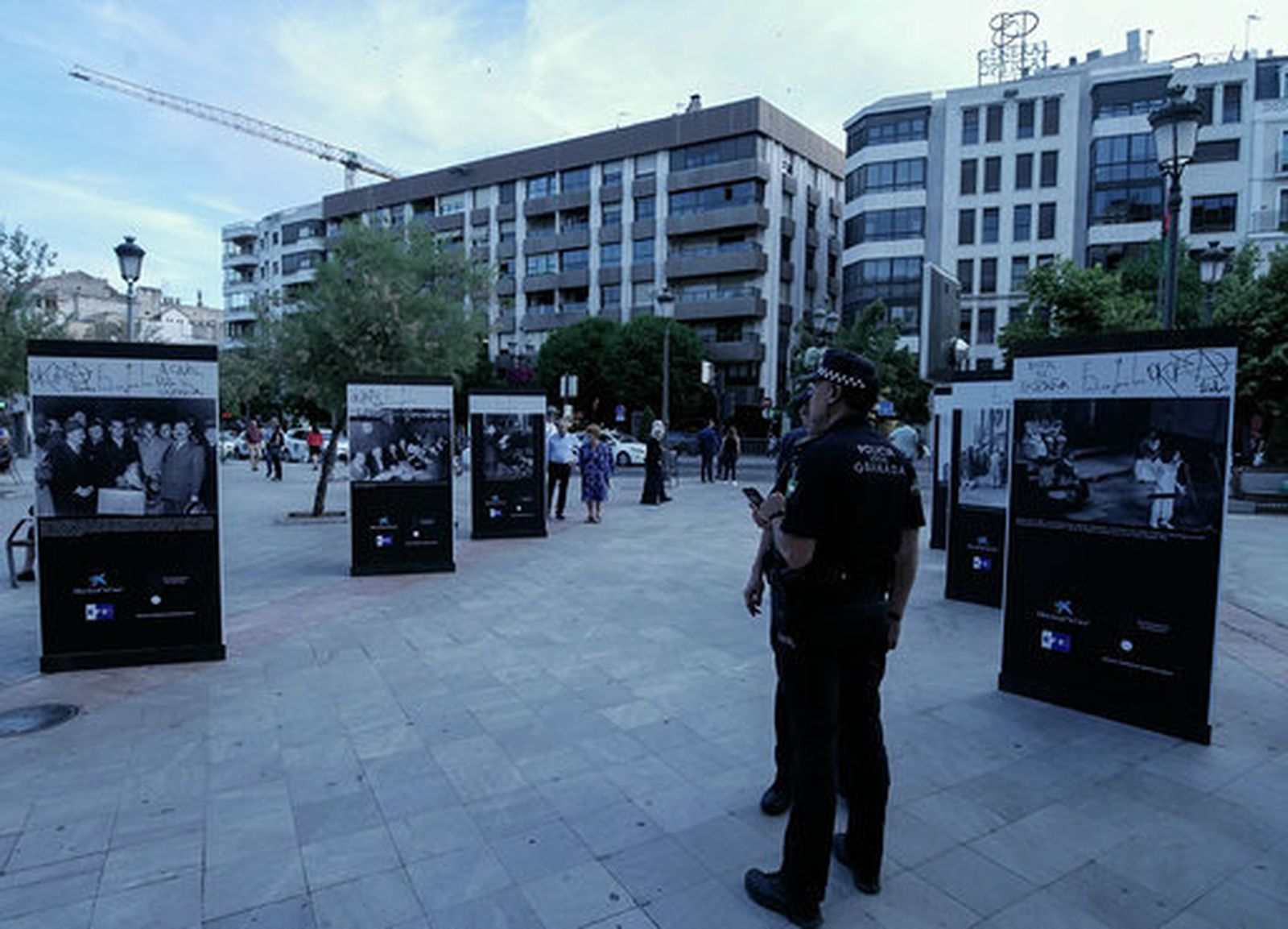 Pintadas antisistema en la exposición de Lorca en la Fuente de las Batallas
