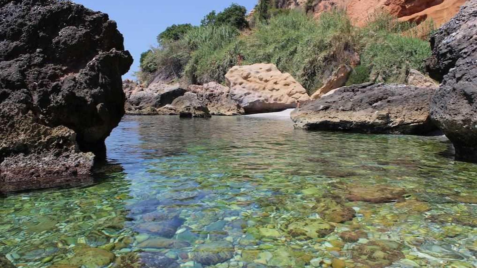 El agua cristalina de la cala Barranco de Maro.