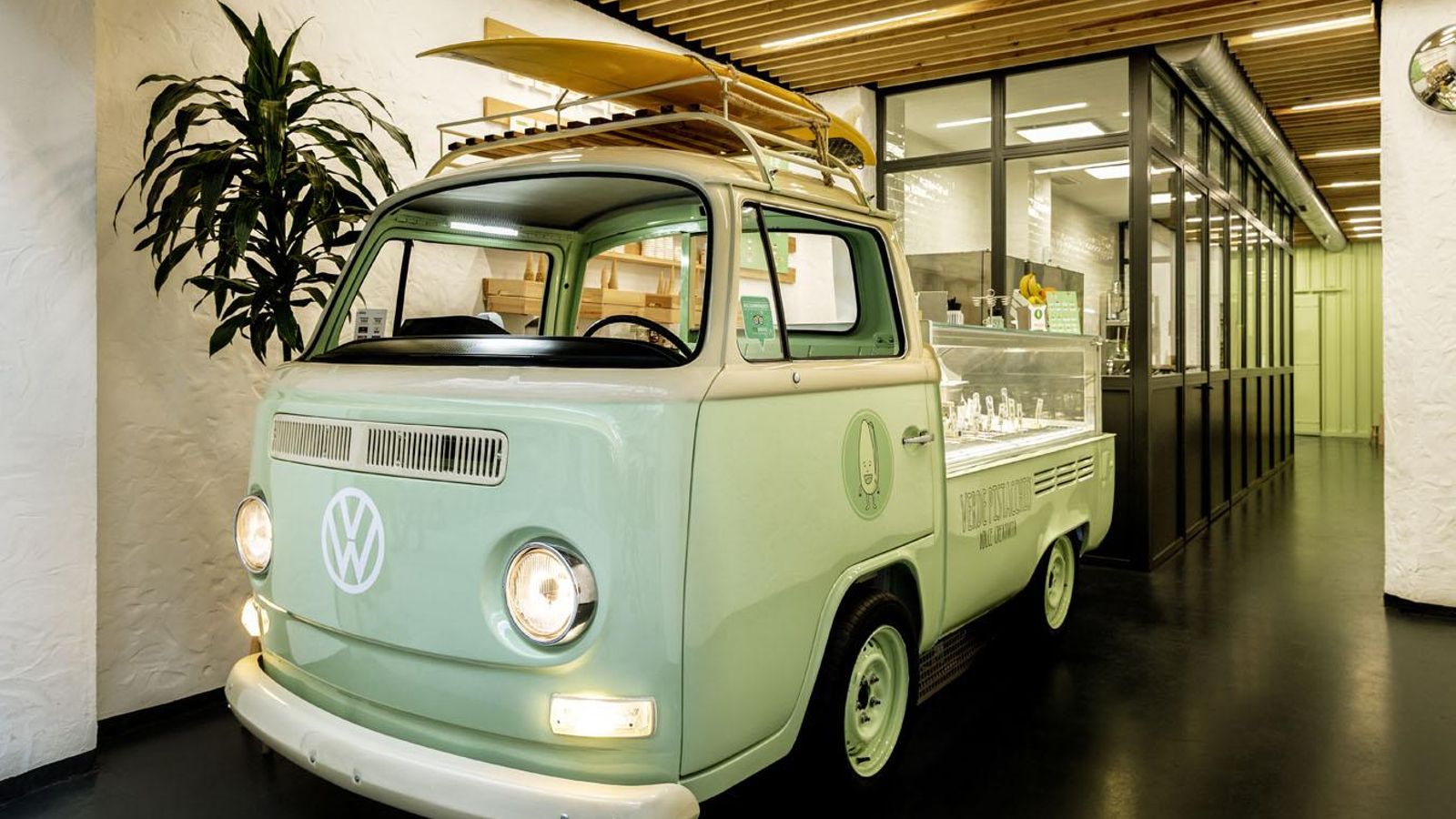 Esta furgoneta te recibe a la entrada de la heladería Verde Pistacchio