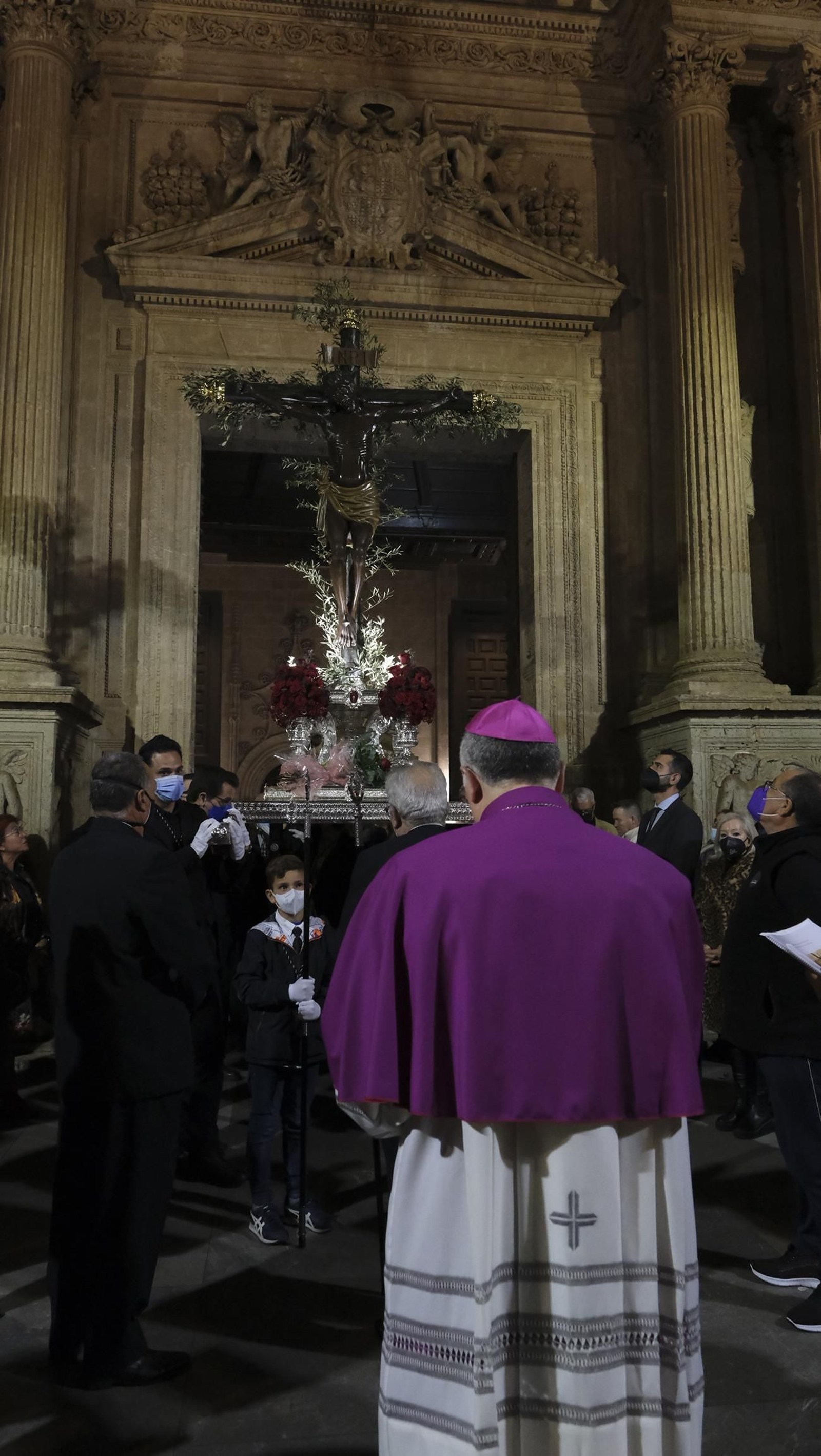 Procesión del Vía Crucis del Santo Cristo de la Escucha en Almería, en imágenes.