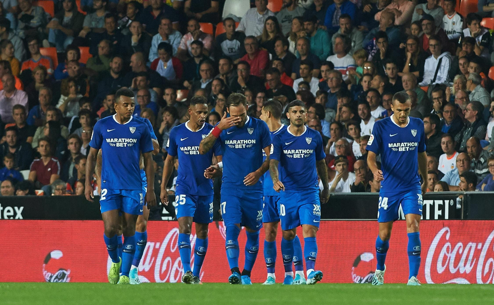 Varios jugadores del Sevilla, en su comparecencia del miércoles en Mestalla.