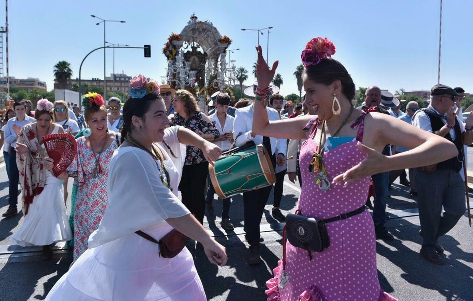 Las imágenes de la Hermandad del Rocío del Cerro saliendo de Sevilla
