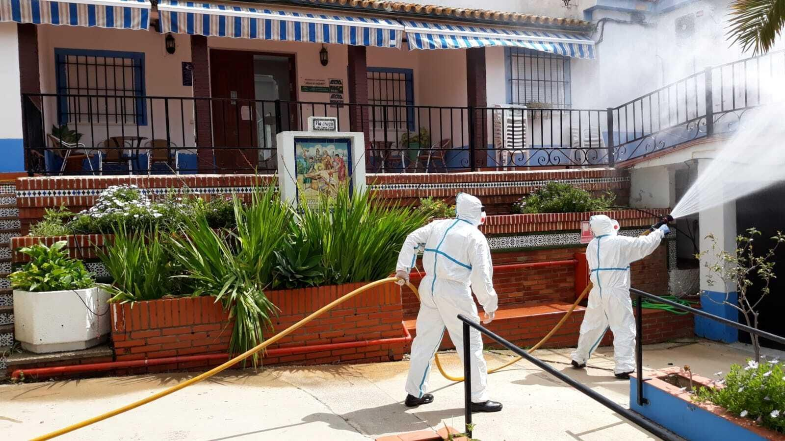 El Infoca durante sus labores de desinfección.