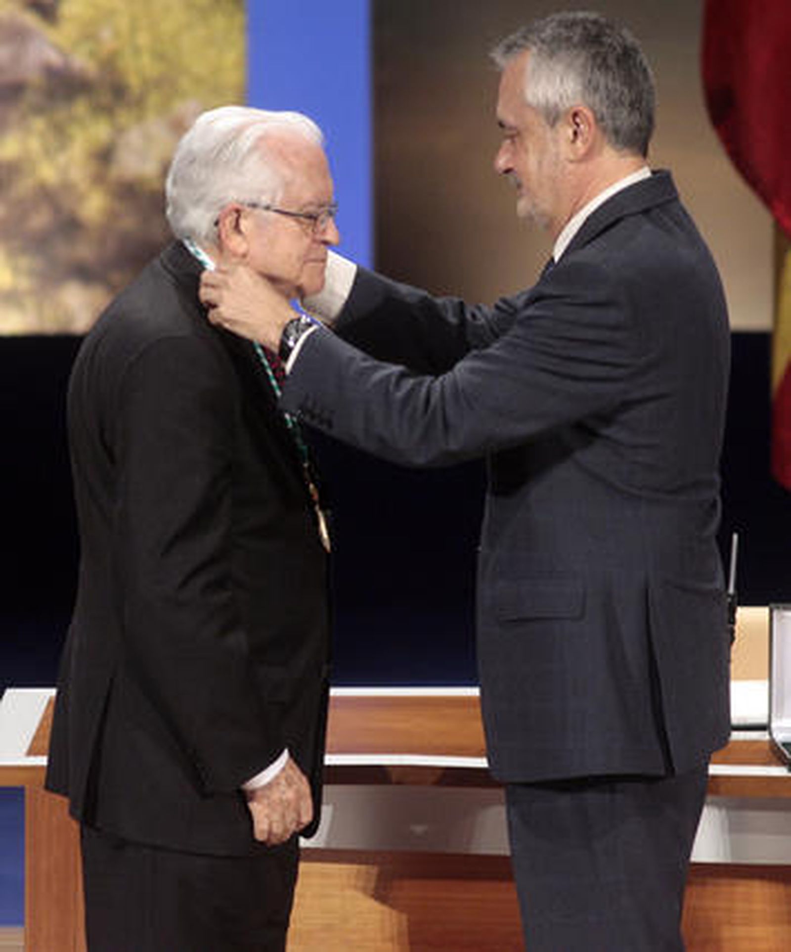Griñán cuelga la medalla a Gregorio Salvador. / Juan Carlos Muñoz · Juan Carlos Vázquez