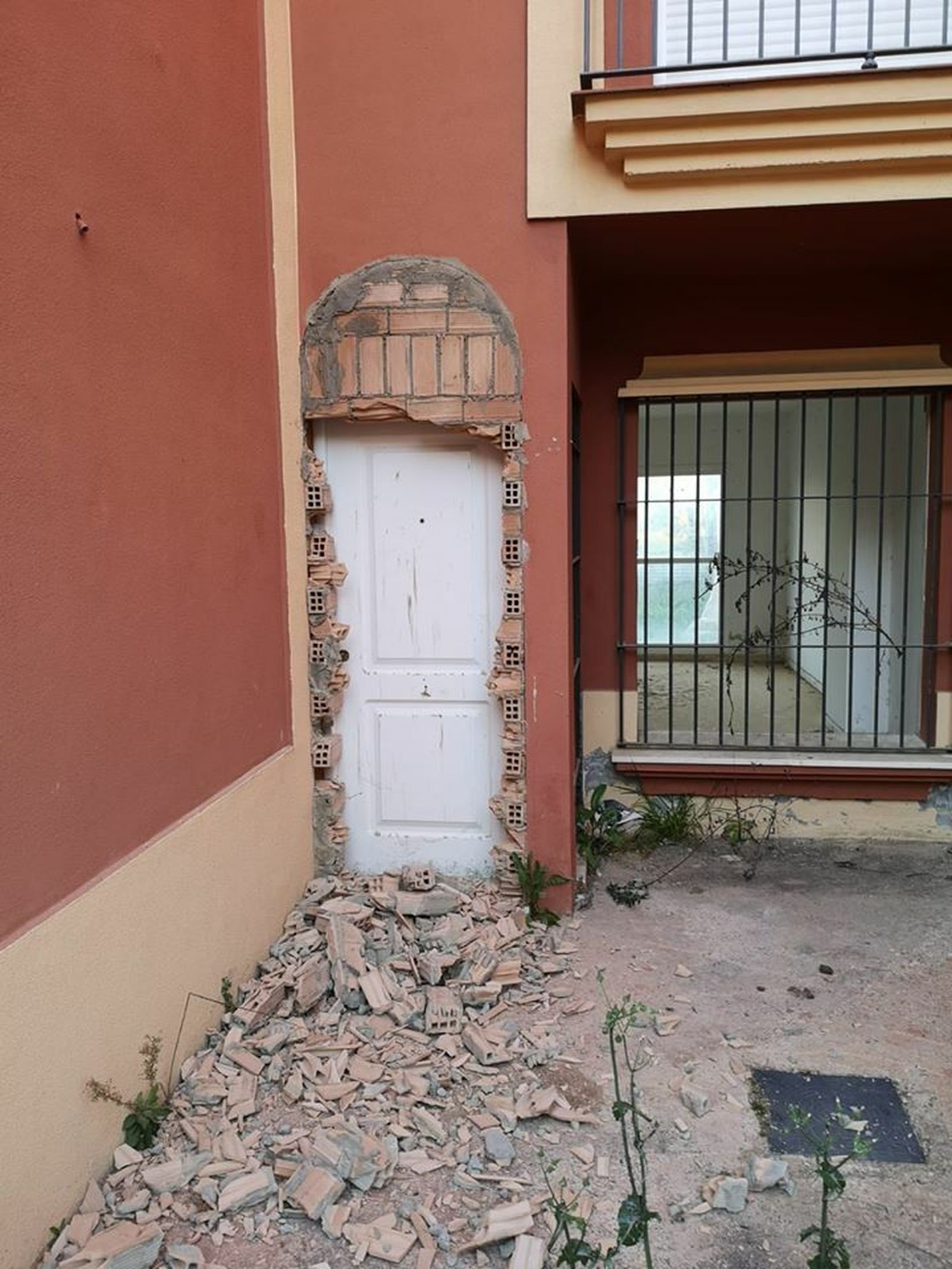 Una vivienda en la que han tirado el tapiado para volver a entrar.