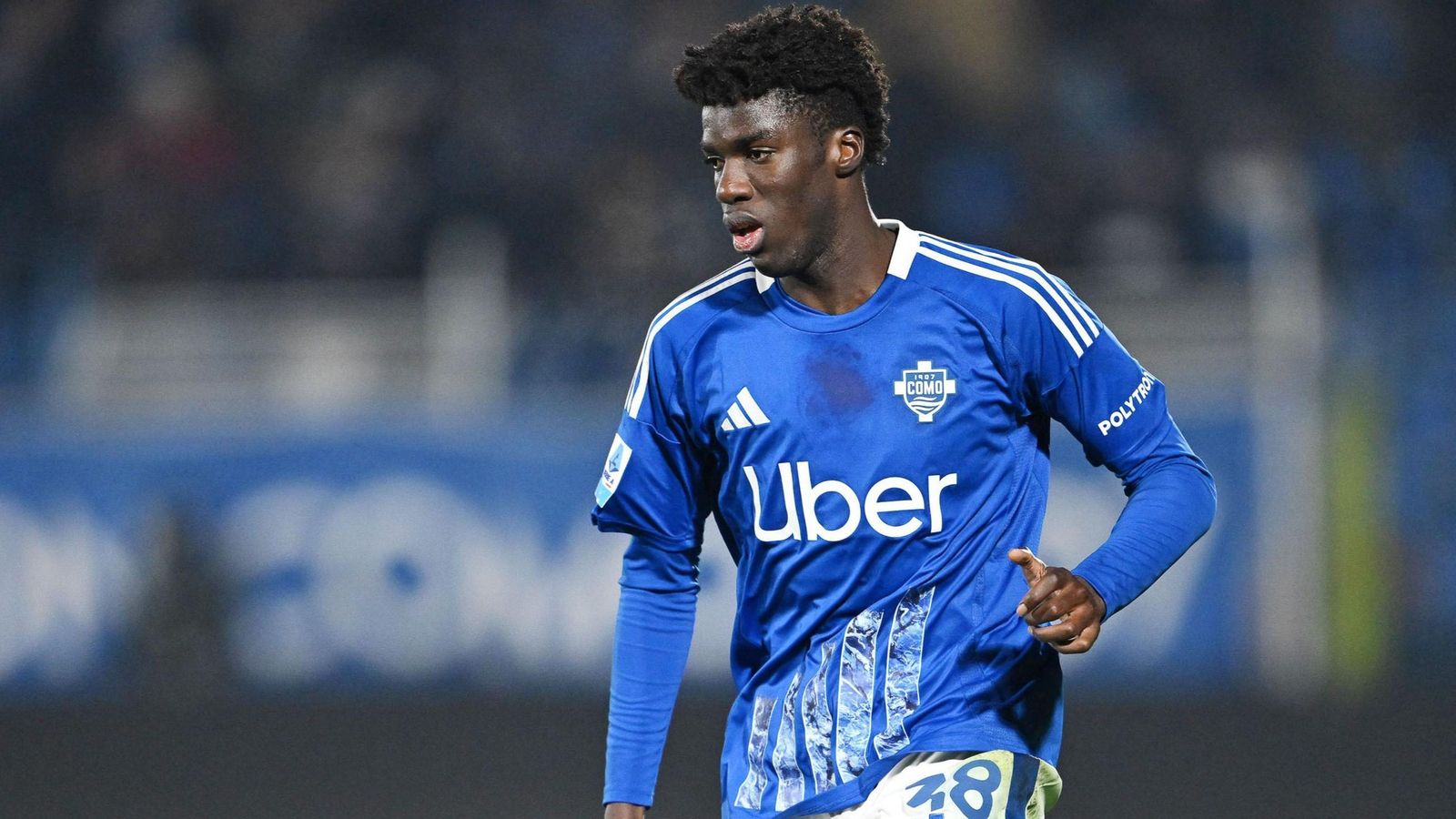 Assane Diao durante uno de sus partidos con el Como este 2025