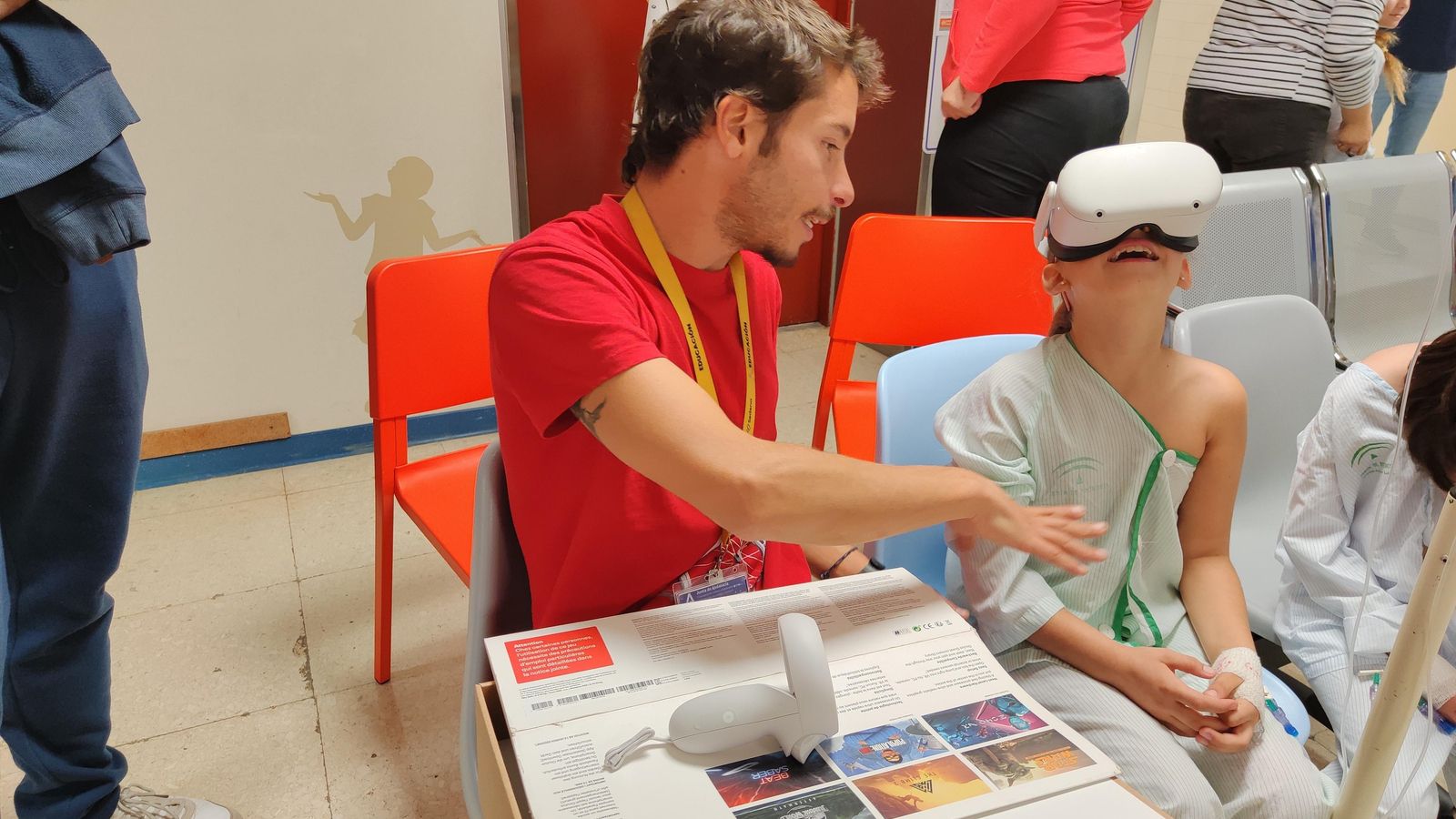 María, una de las niñas ingresadas, ve la Alhambra a través de gafas de realidad virtual