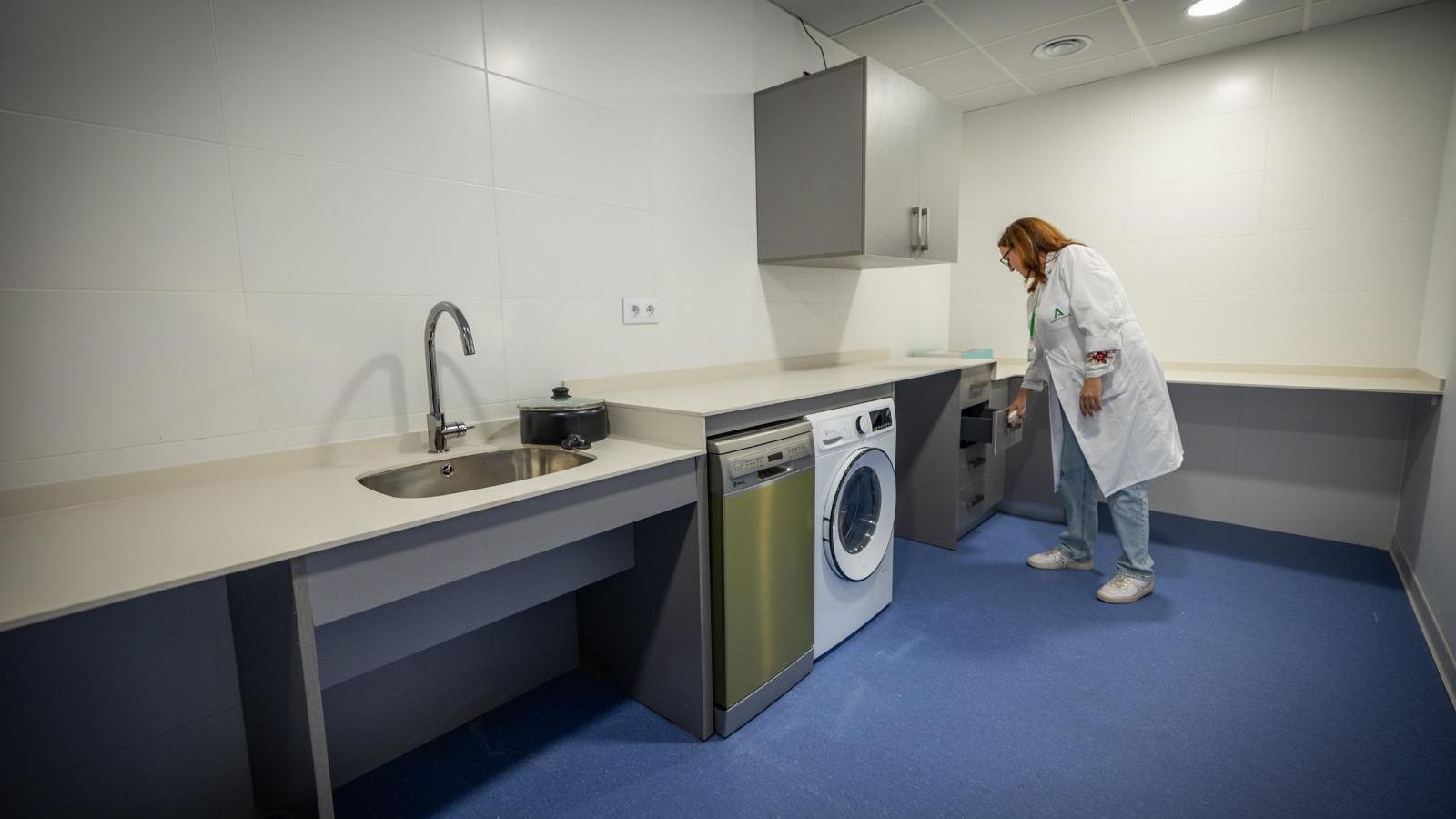 La planta de Neurorrehabilitación dispone también de una cocina adaptada al objeto de que los usuarios aprendan a desenvolverse en las labores cotidianas del hogar cuando vuelvan a su casa.