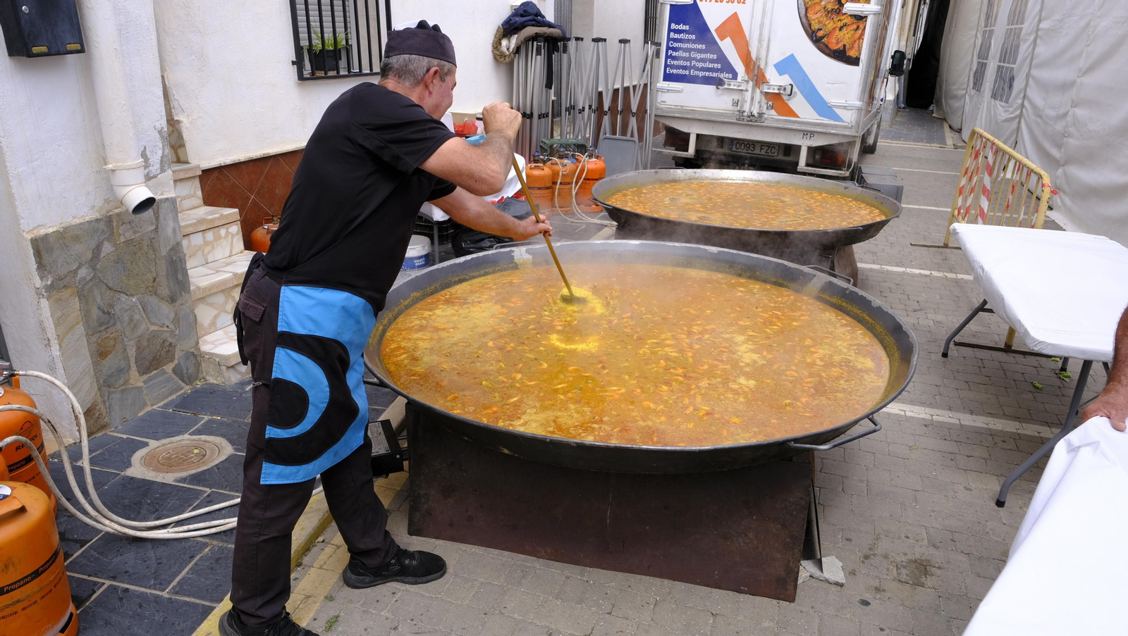 Imágenes de la procesión y paella solidaria en las Fiestas de Abla