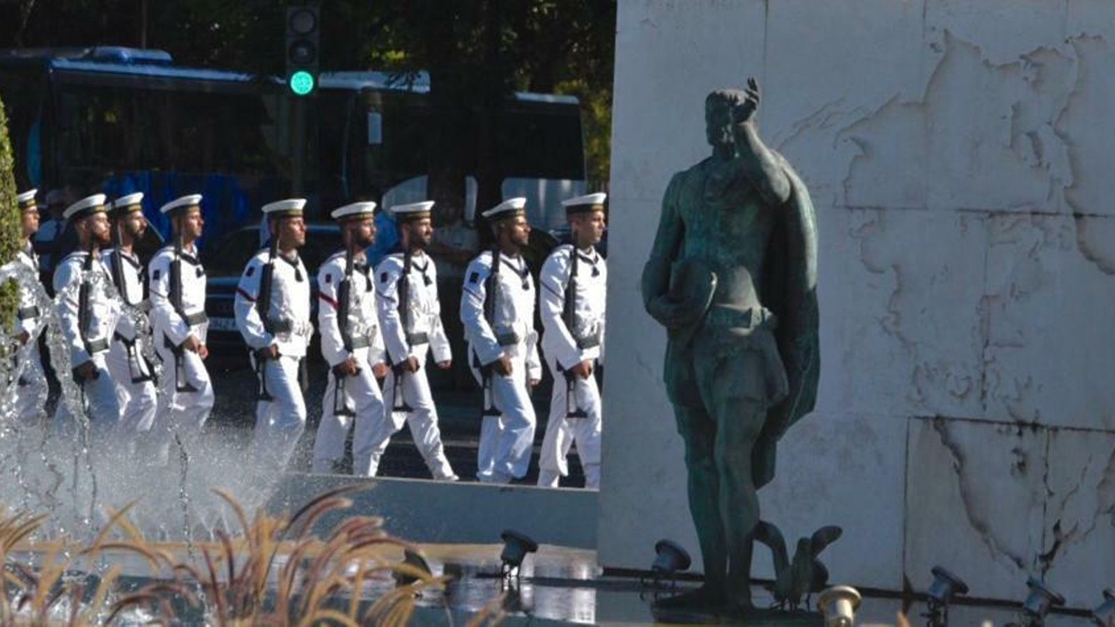 Los soldados desfilan junto al monum.ento a Juan Sebastián Elcano