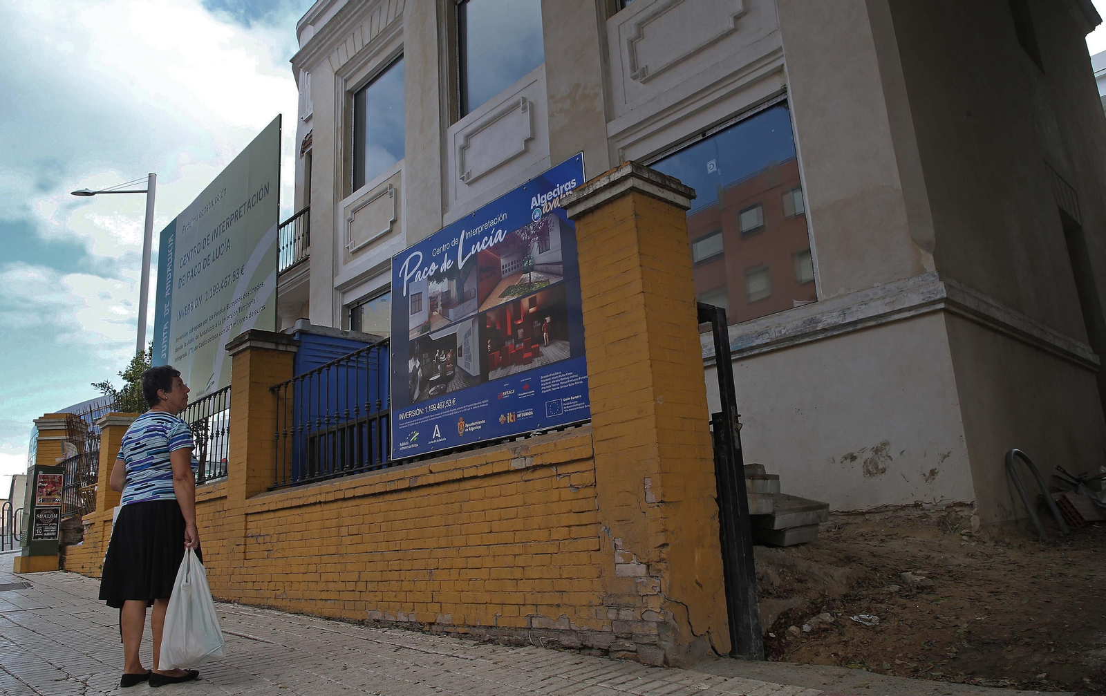 Fotos de las obras en el centro de interpretación 'Paco de Lucía' y en la fábrica de salazón de Algeciras