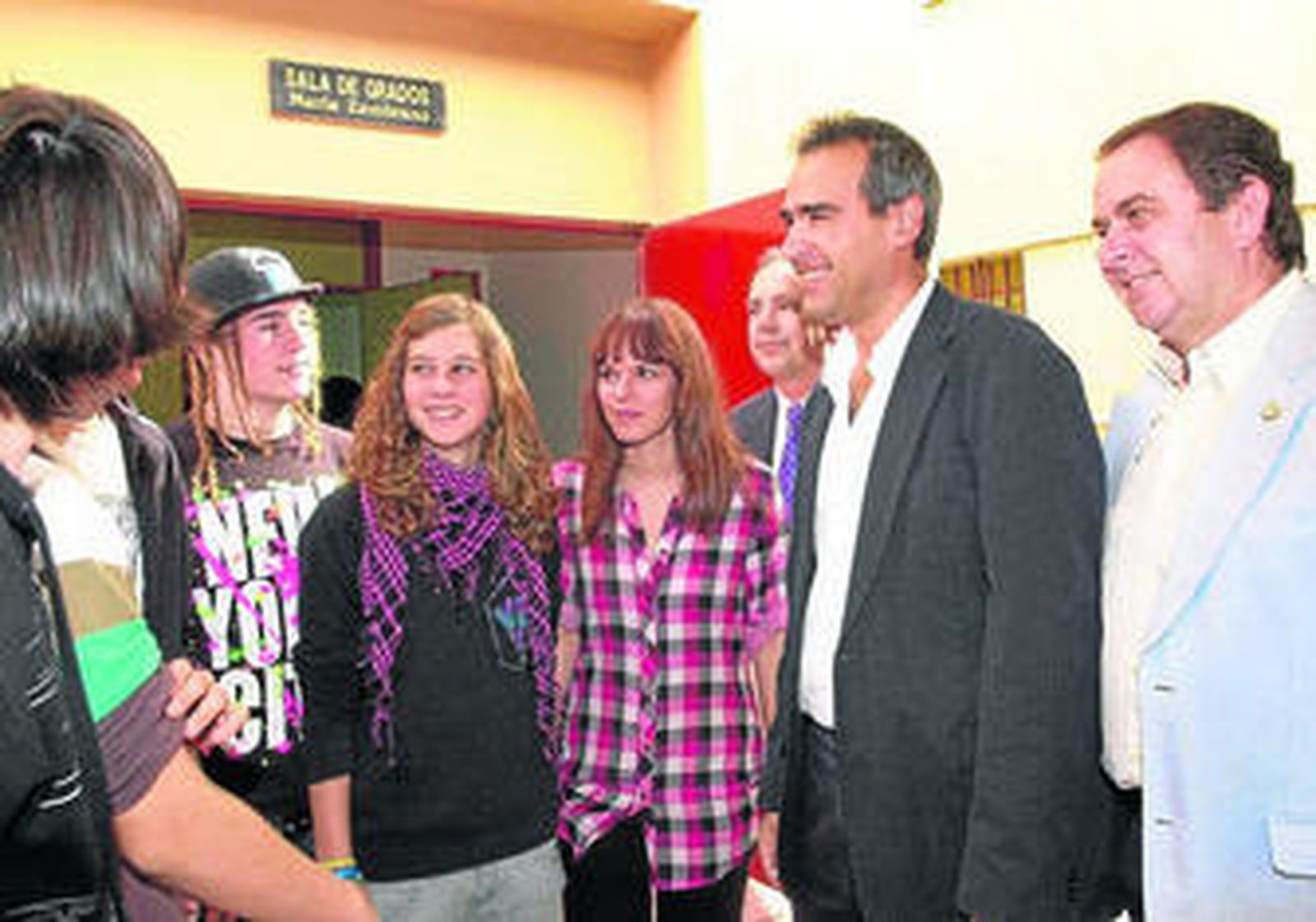 El vicerrector de Estudiantes de la UMA, Juan Antonio Perles, ayer, junto a alumnos de Bachillerato.