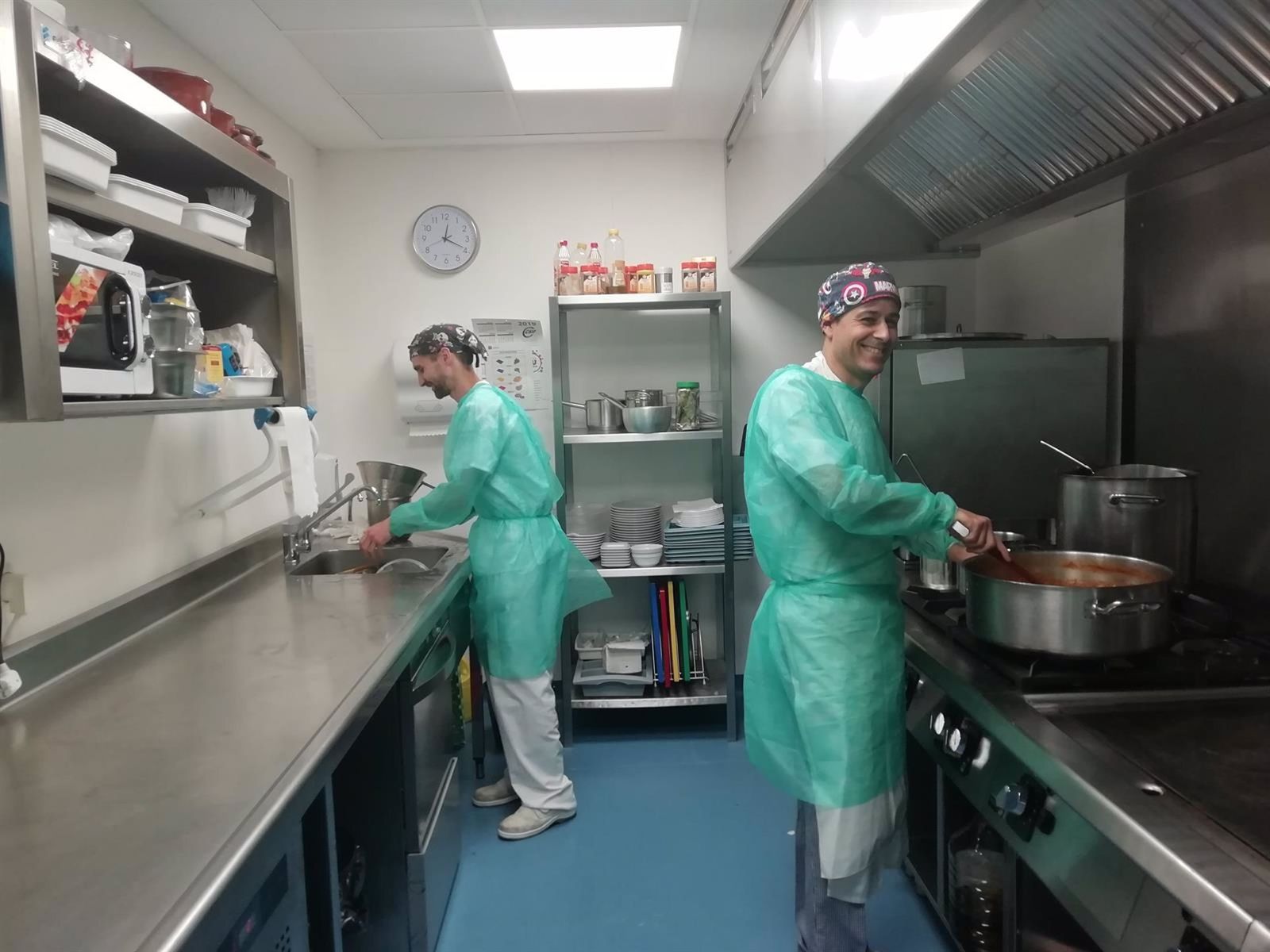 Los pacientes ingresados en los hospitales de Granada degustan menús especiales en Navidad