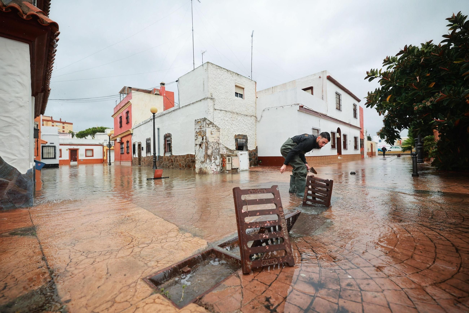 Imágenes de calles inundadas y vecinos achicando agua en San Fernando