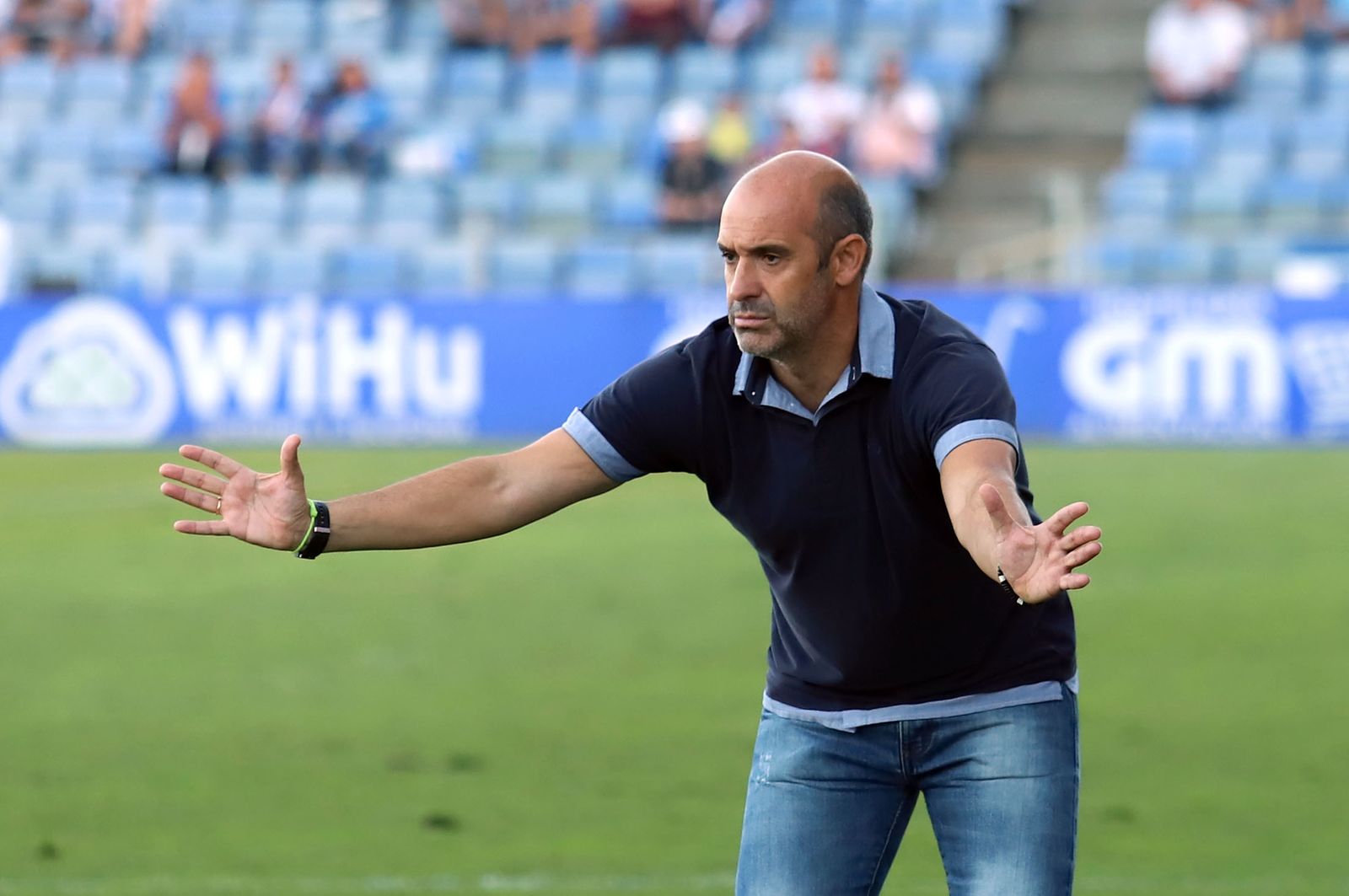 Alberto Monteagudo da indicaciones durante un partido en casa.