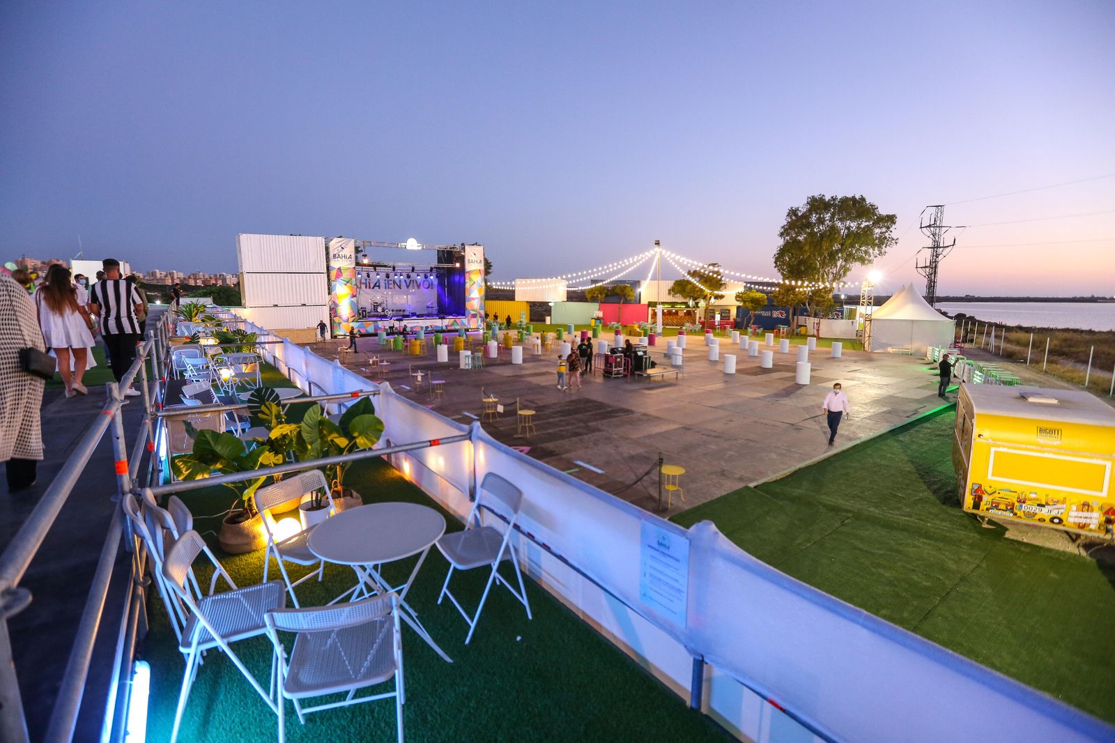 Escenario de los conciertos de verano en San Fernando que se ha instalado junto a Bahía Sur.