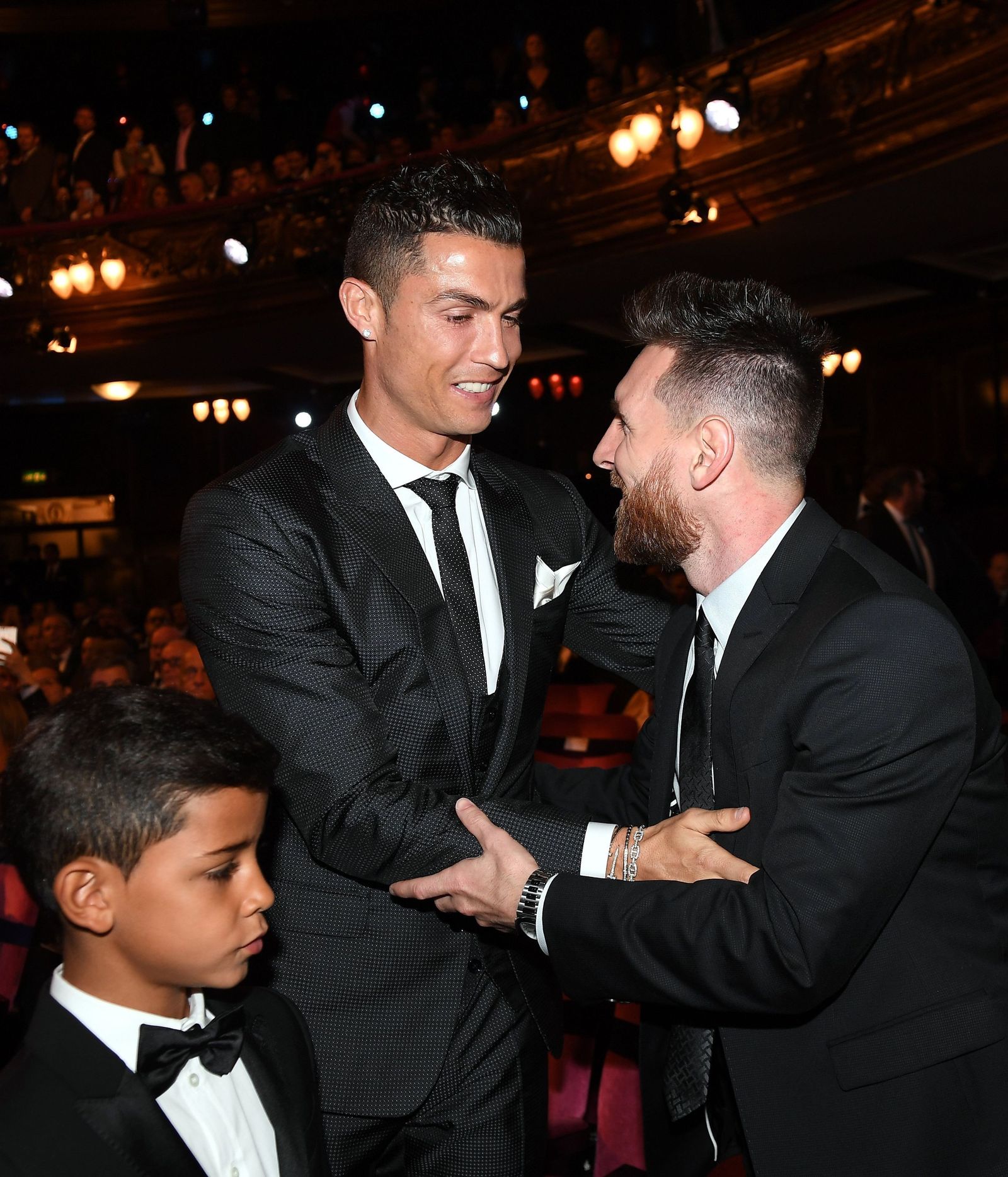 Cristiano Ronaldo y Messi se saludan el pasado mes de octubre en la gala de los premios 'The Best' de la FIFA.