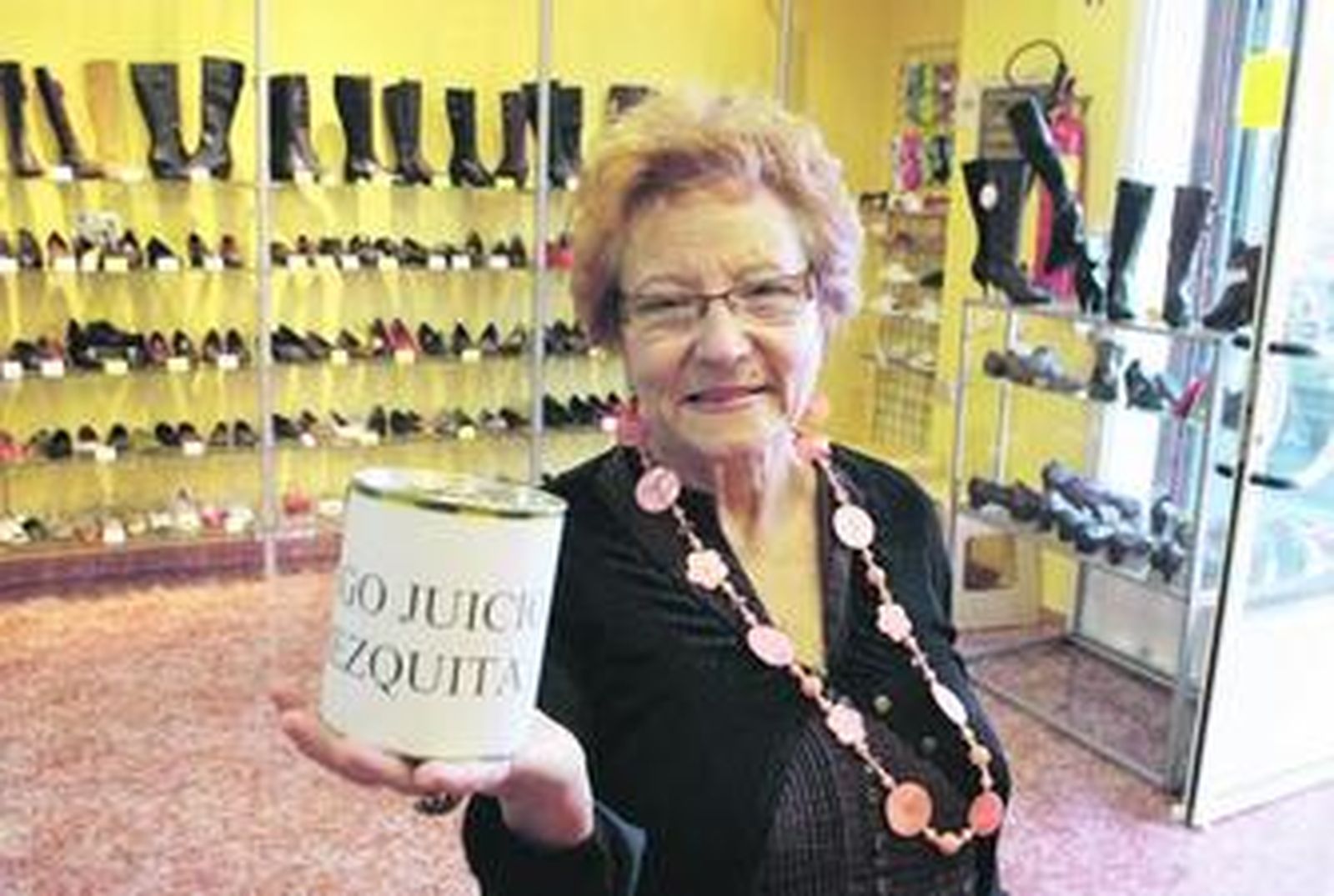 Concepción Rivas coloca una hucha en la zapatería Ramis.