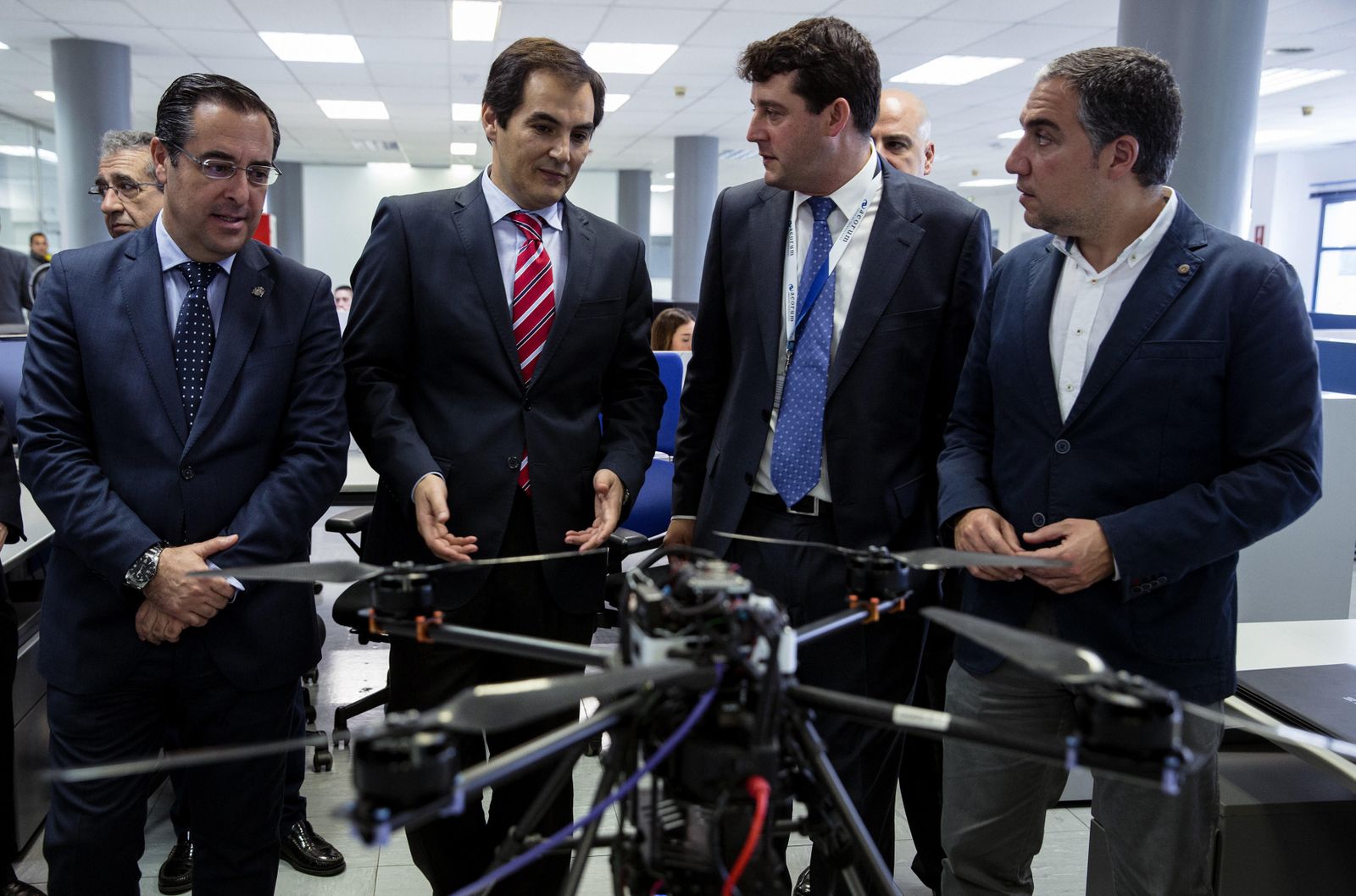 Miguel Briones, José Antonio Nieto, Jesús García Merino y Elías Bendodo durante la visita a la sede de Aeorum, ayer.