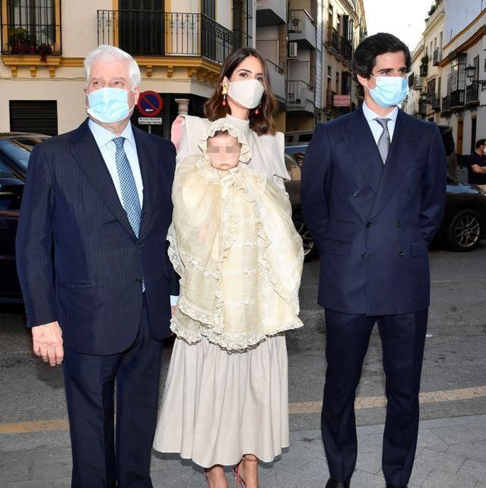 El actual duque de Alba con su hijo y nuera, los duques de Huéscar, en el bautizo de su nieta