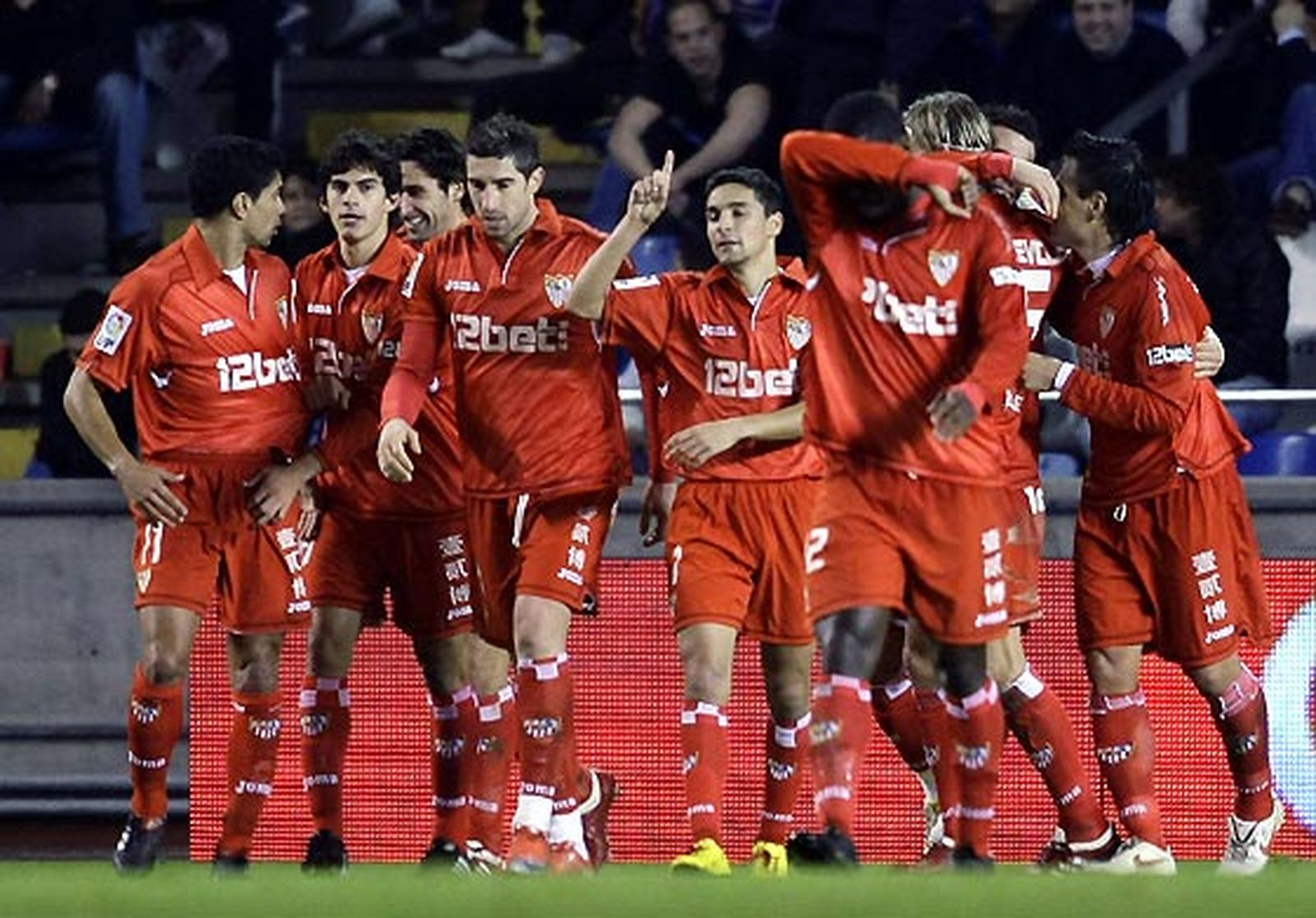 Los jugadores del Sevilla celebran el gol de Navas.

Foto: Reuters / Afp Photo / Efe
