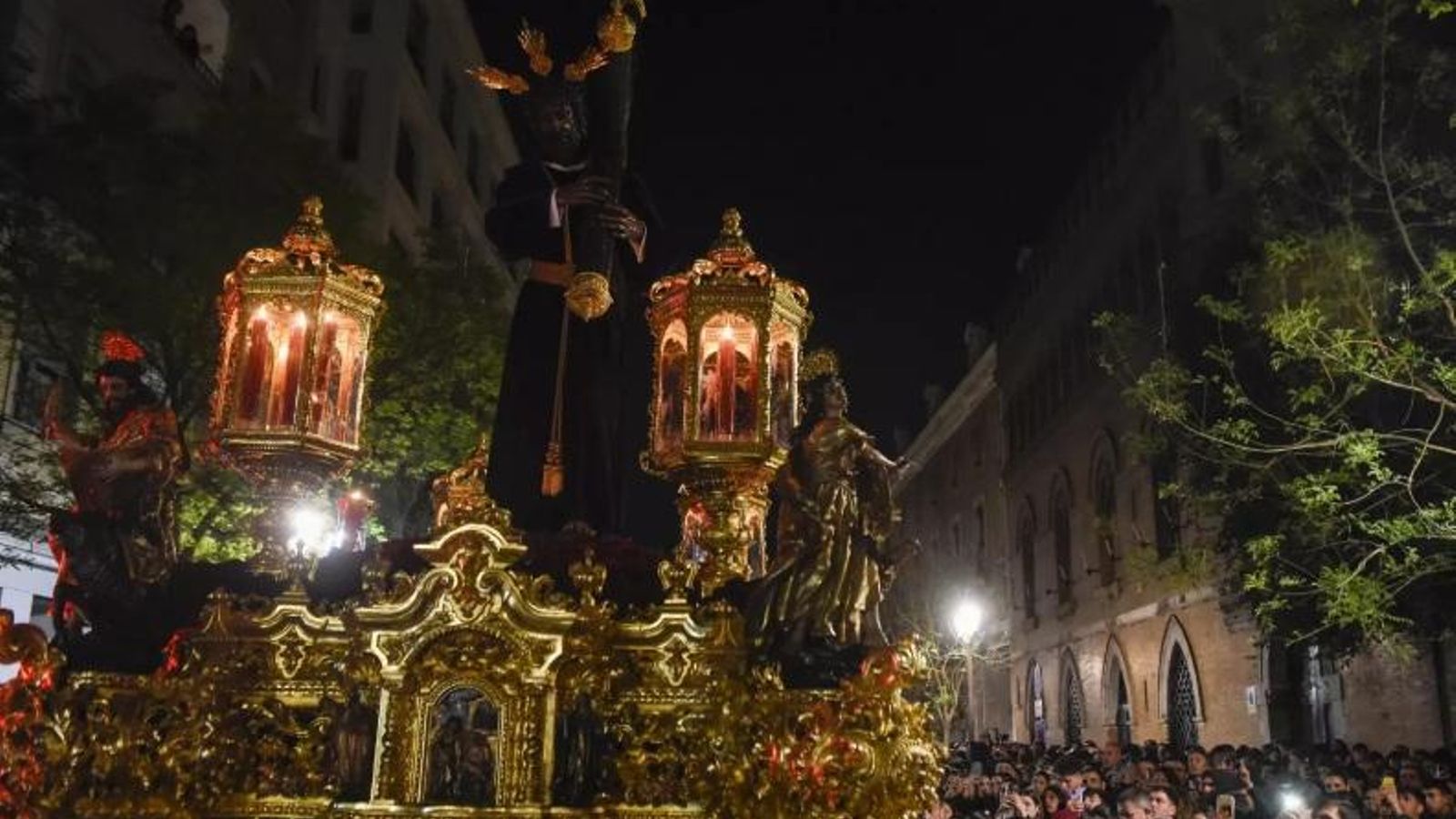 El Señor de la Salud de Los Gitanos avanza por la calle Laraña