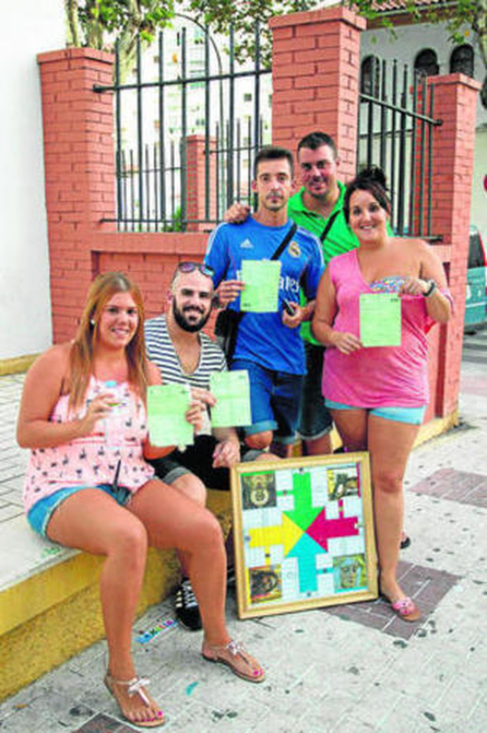 Cinco de los jóvenes sancionados muestran las denuncias.