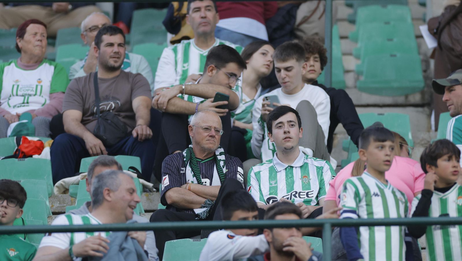 Búscate en las fotos del Betis - Gent
