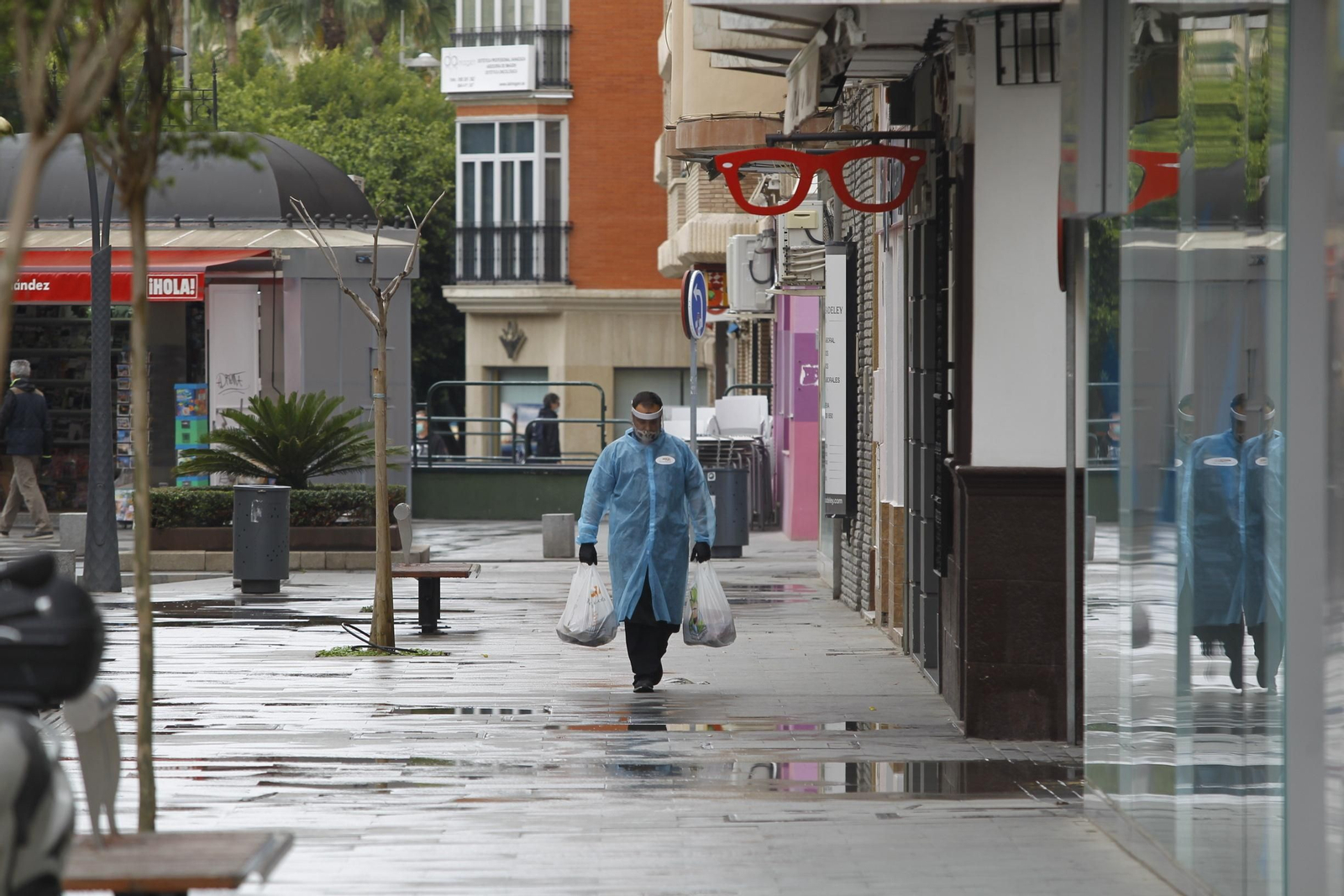 El trabajador de una carnicería de la capital durante el reparto a domicilio, ataviado con todas las protecciones posibles para minimizar riesgos para él y para el consumidor.