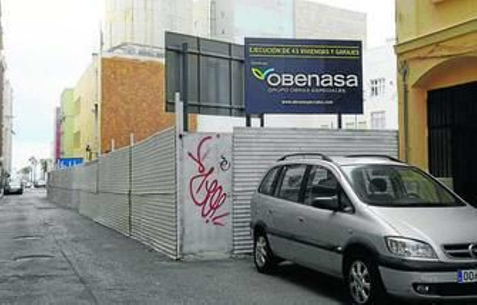 Solar, actualmente vallado, en el que se construirá la nueva promoción de viviendas.