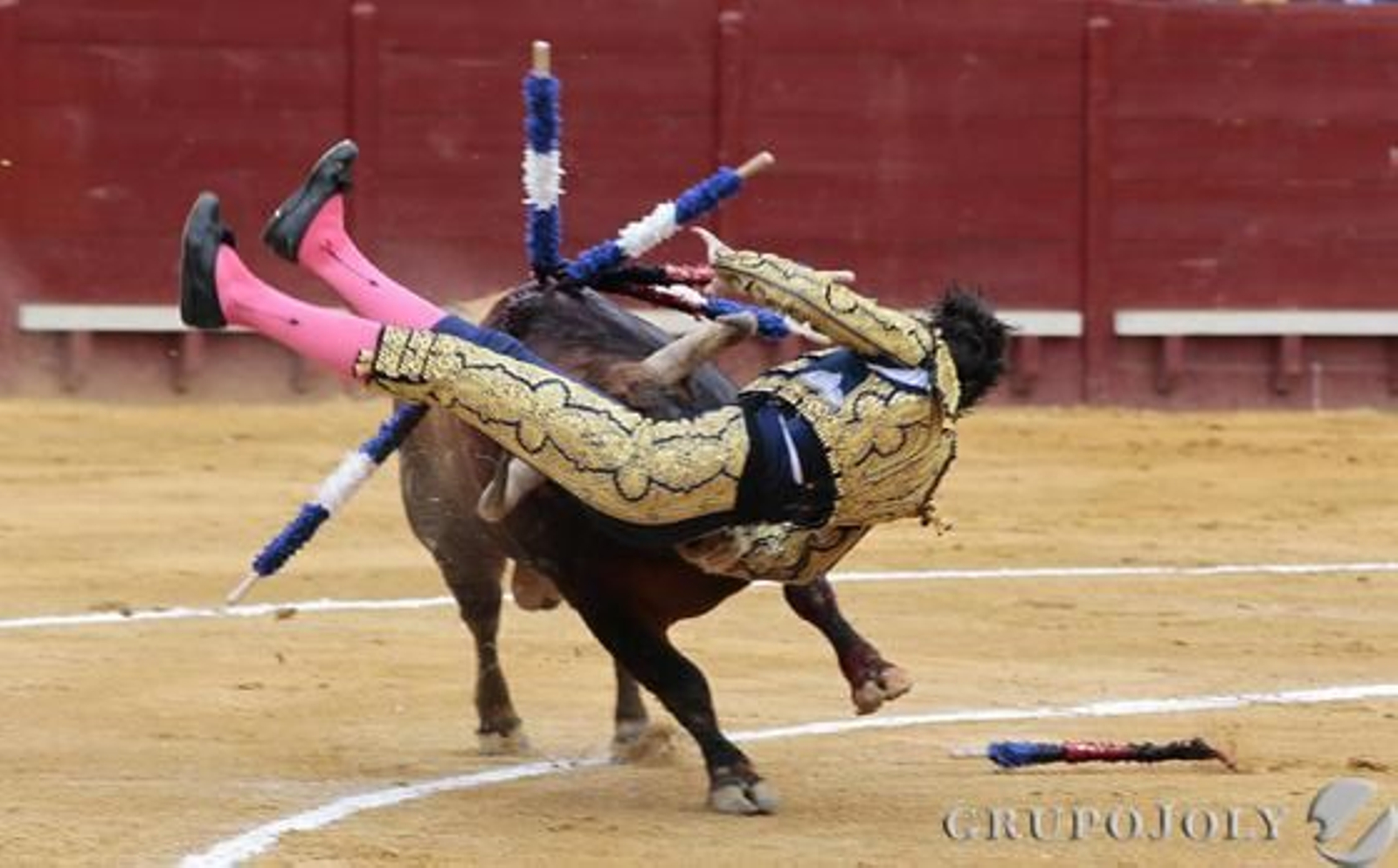 Padilla resultó arrollado en baderillas pero se repuso y remató la tarde

Foto: Miguel Angel Gonzalez