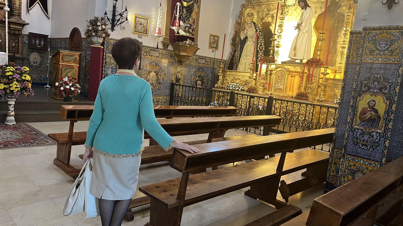 Una vecina del Barrio León rezando en la iglesia de San Gonzalo