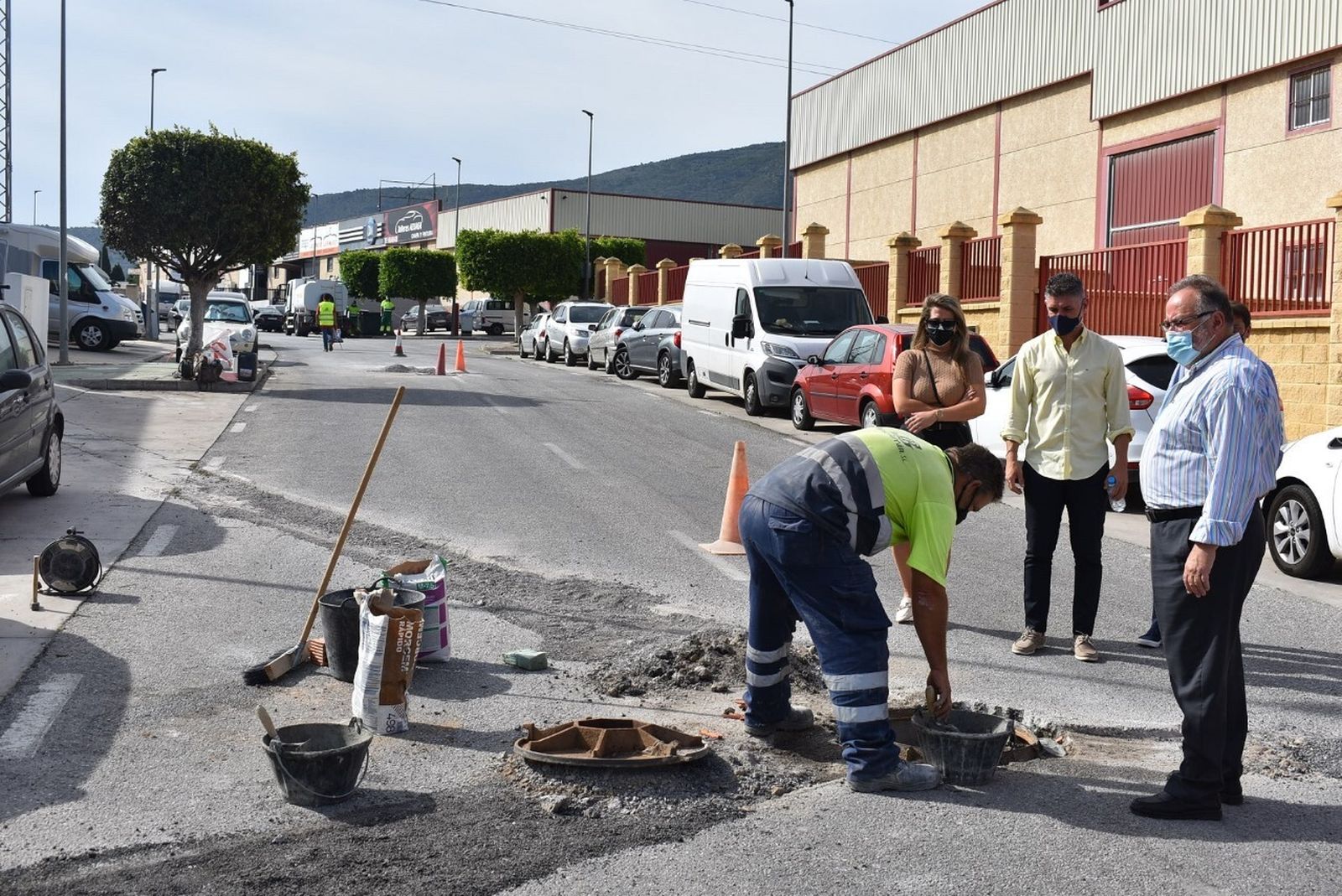El alcalde de Alhaurín de la Torre visita los trabajos en una de las calles del polígono.