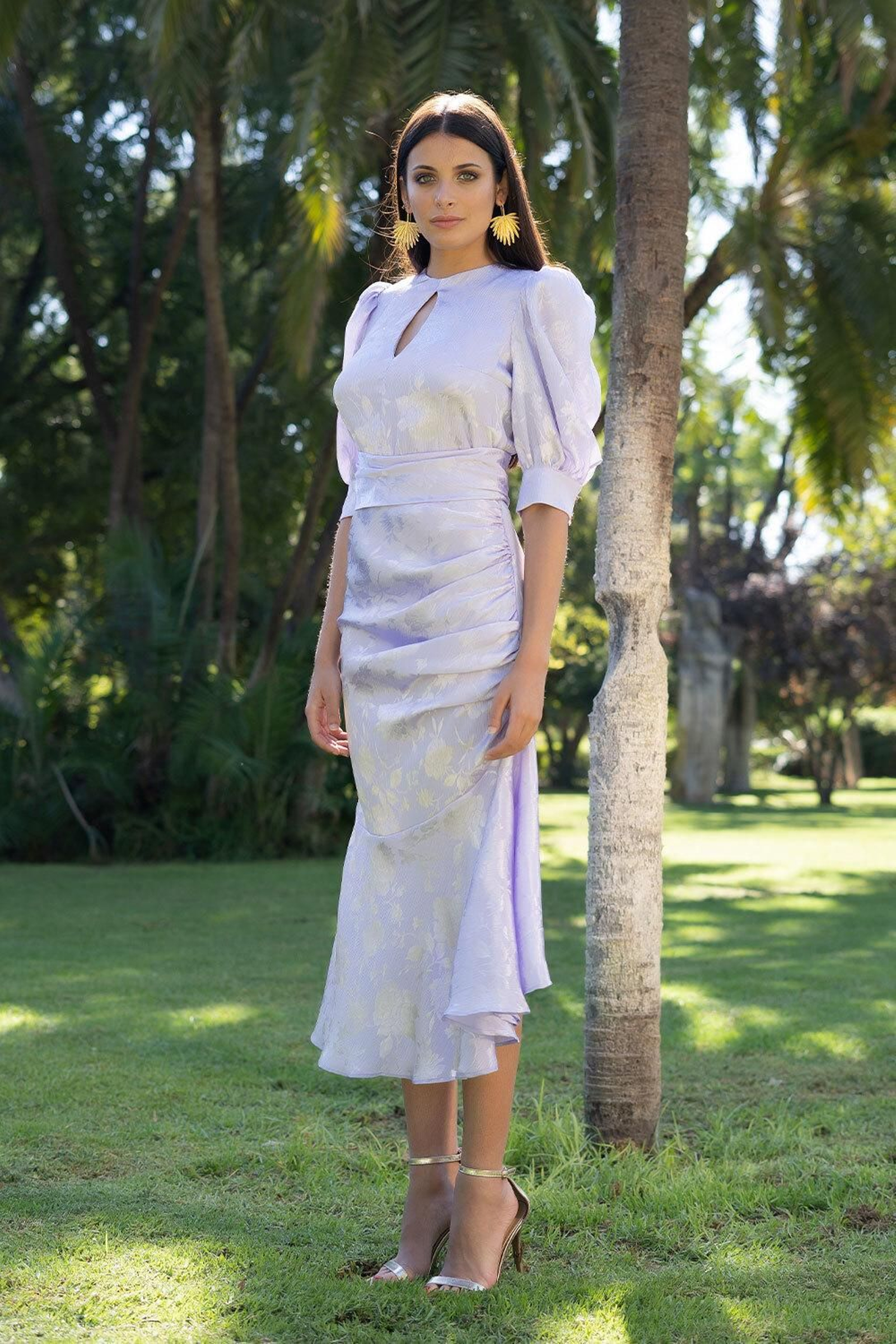 Look de invitada de la firma sevillana Anna Moon.